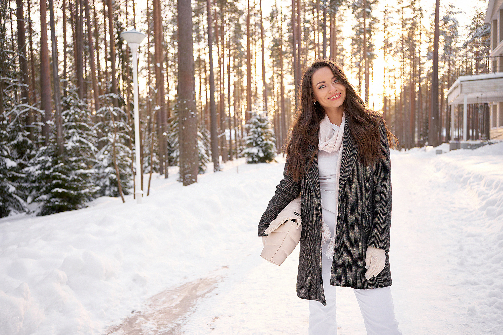 Портрет девушки в зимнем лесу