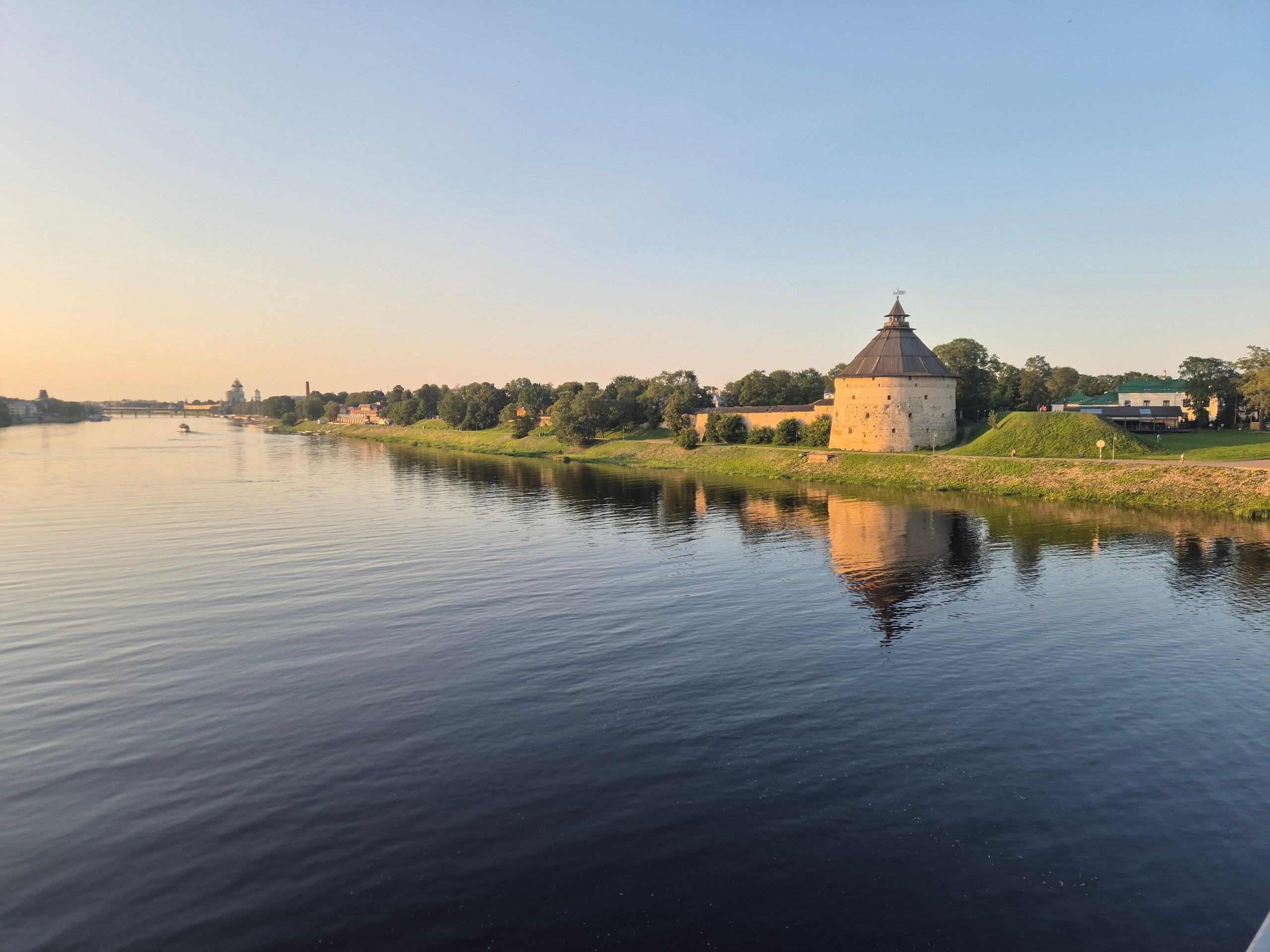 Вид на Покровскую башню и вечер над рекой Великой