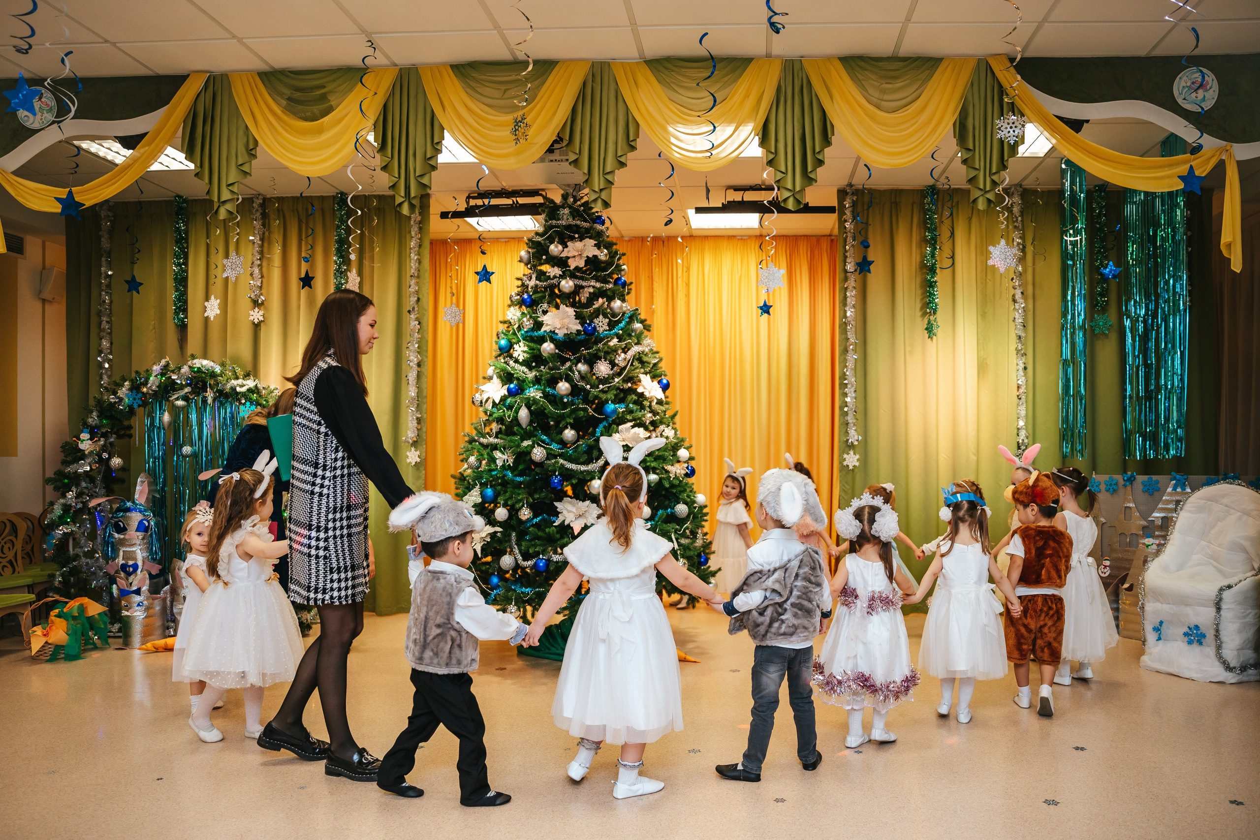 Новогодний утренник в младшей группе. Семейный lifestyle фотограф в Санкт-Петербурге Людмила Пахомова