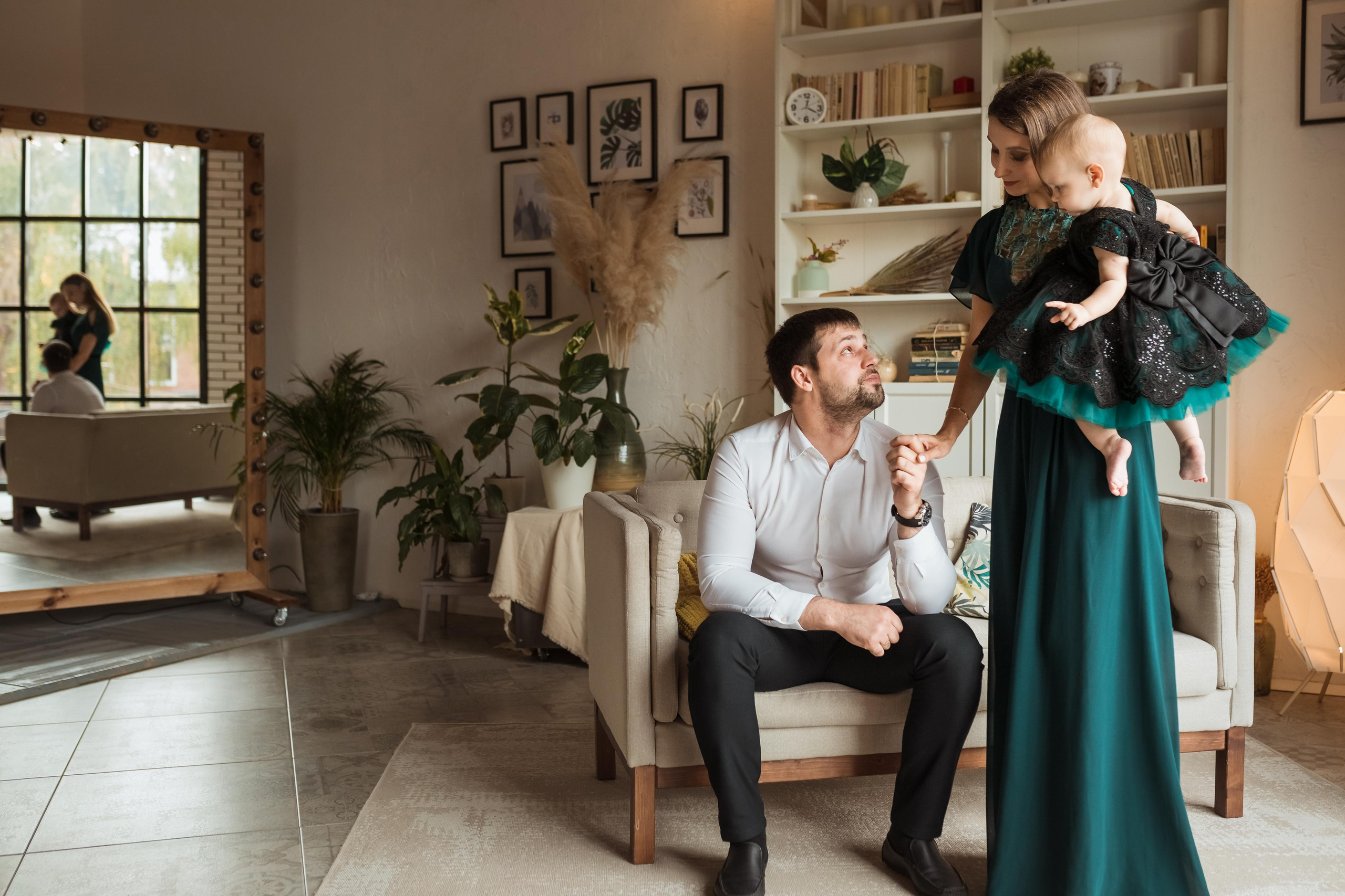 Софья и Василиса в заснеженном парке. Женский семейный фотограф Тула Москва Захарова Анна