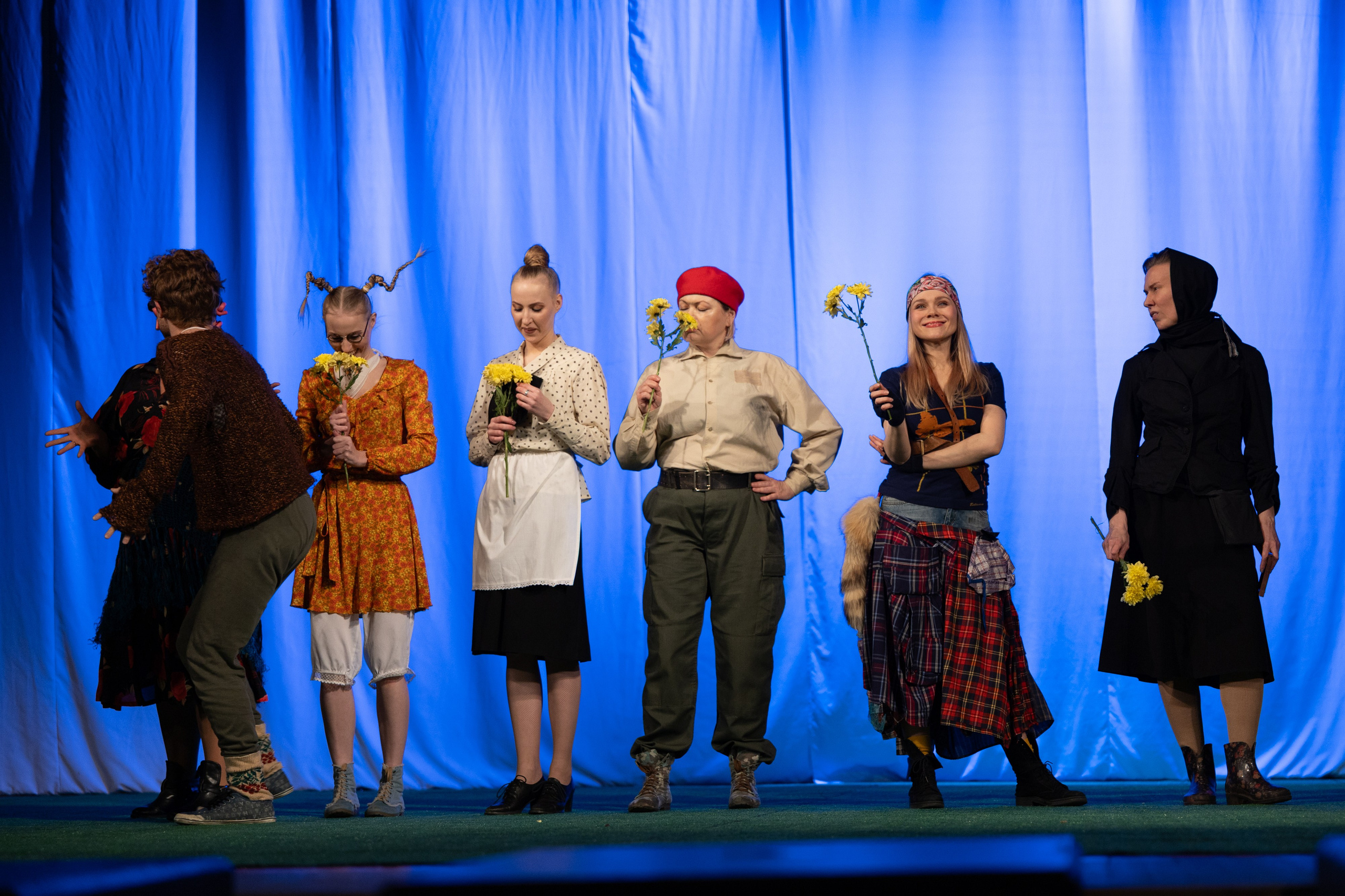 Спектакль Егора Дружинина «Всюду жизнь»