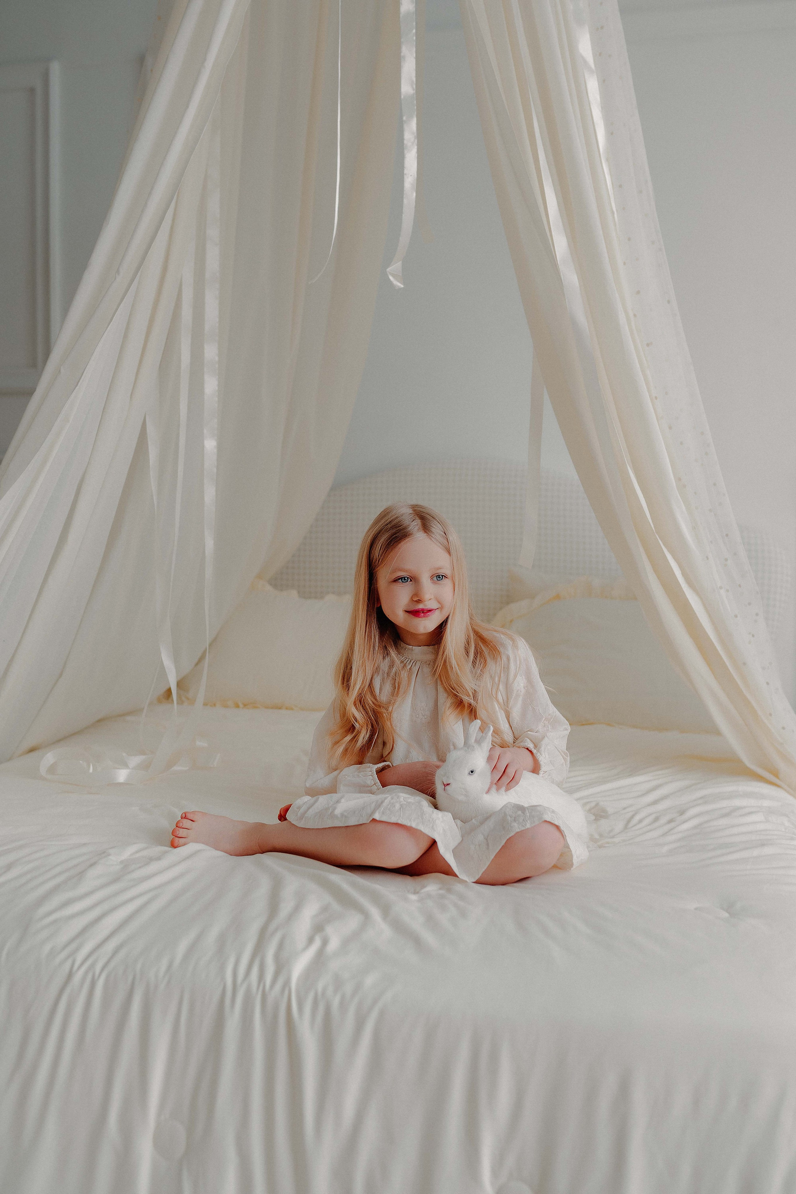 Семейный фотограф спб, фотосессия с зайчатами, фотография ребенка в пасхальном интерьере, фотограф санкт-петербург, детская фотосессия, белый интерьер, пасха, пасхальные яйца, девочка в белом платье