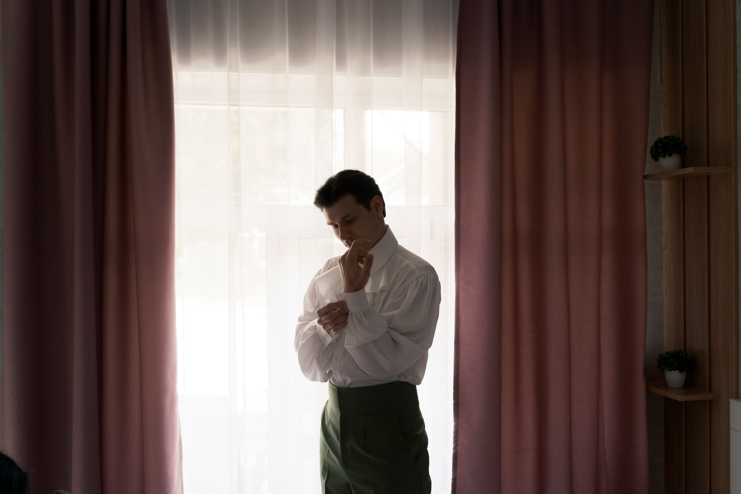 фотосессия сборов жениха в гостиничном номере