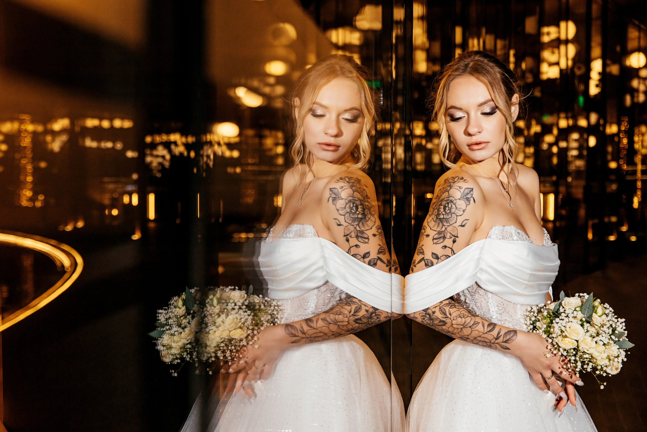 девушка отражается в витрине с букетом