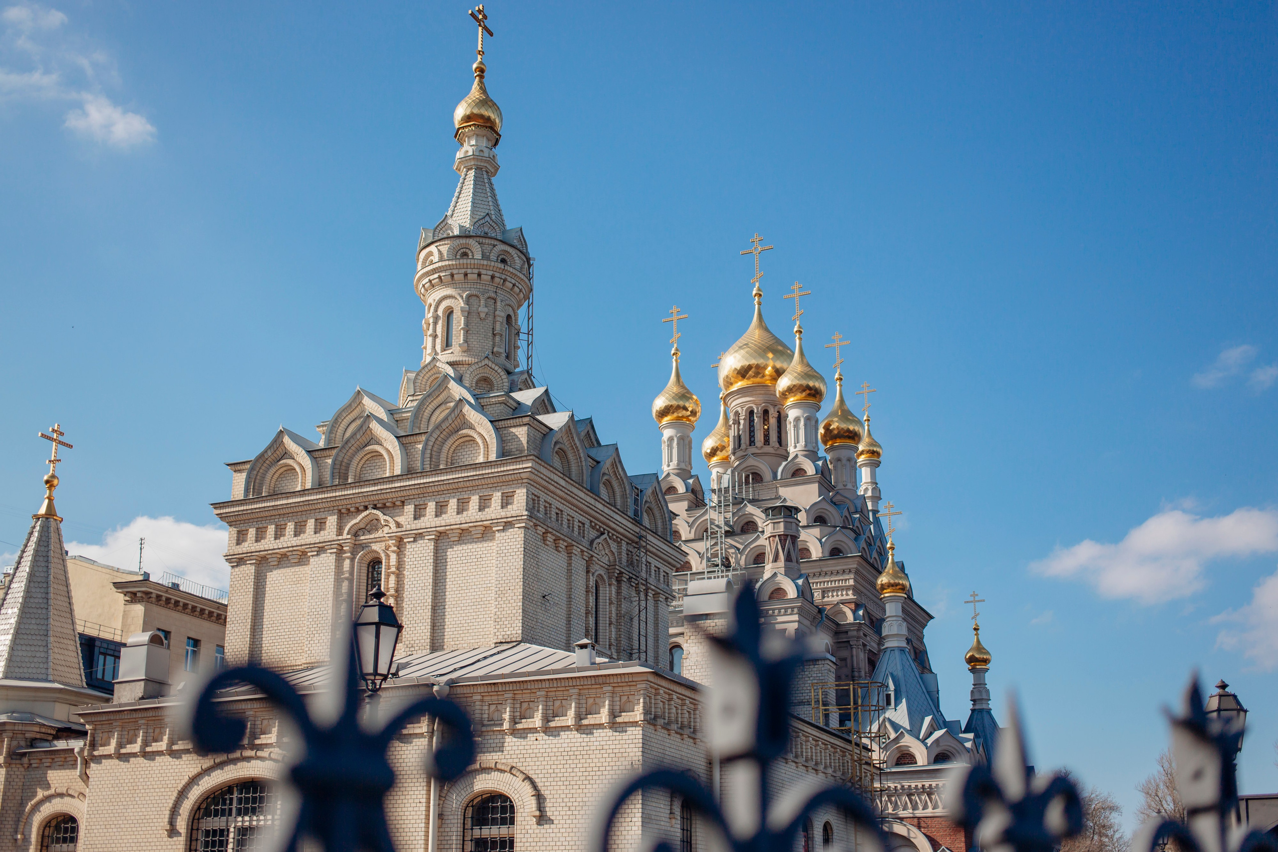  в каком храме лучше крестить ребенка — атмосфера, расположение, правила, Современная крестильная купель для полного погружения. На что обратить внимание при выборе храма, Вместительный и светлый зал храма — ключевой фактор при выборе места для крещения с большим числом гостей, купель в храме Невского района Санкт-Петербурга