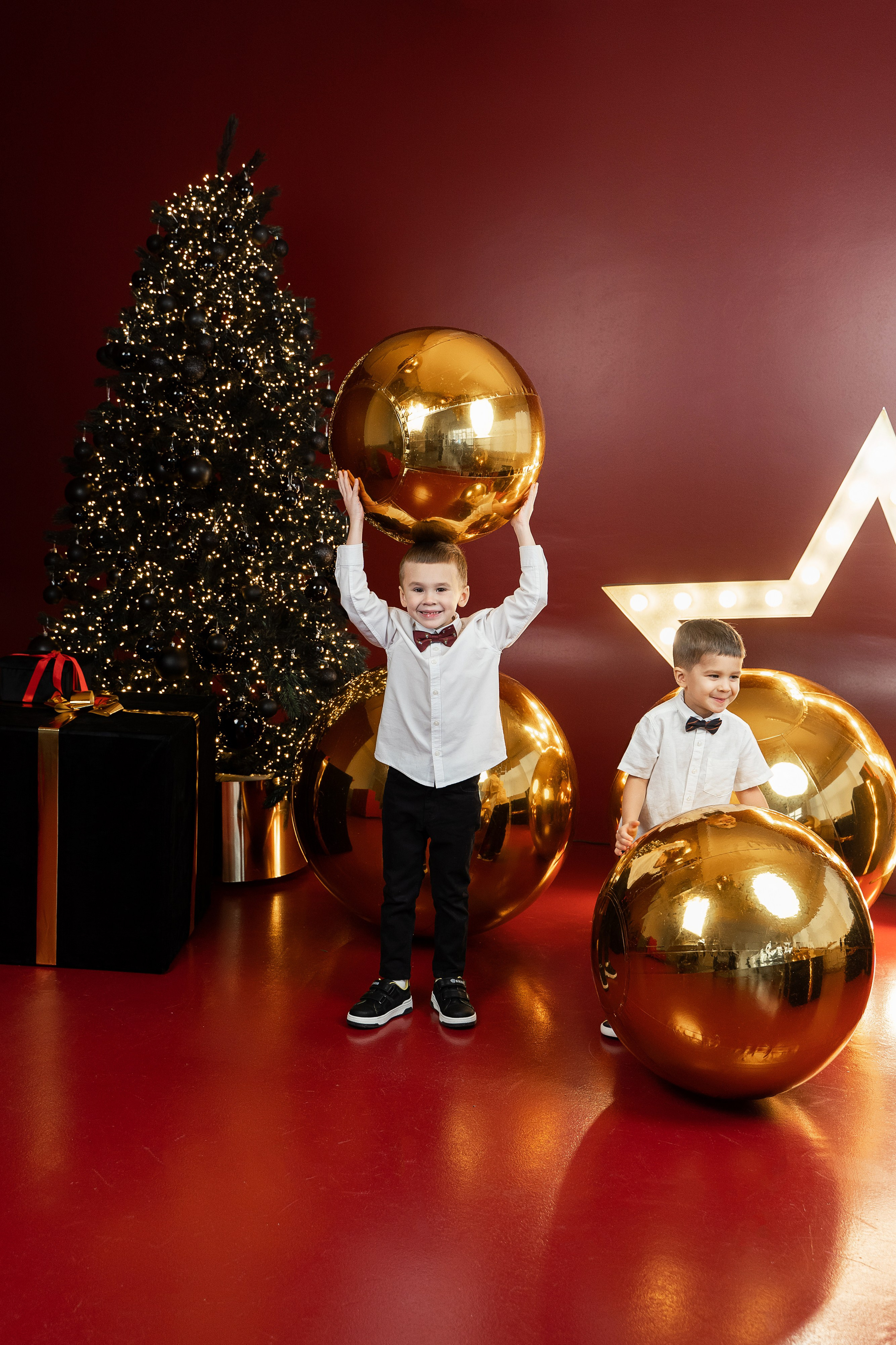 Новогодняя фотосессия с красной циклорамой. Фотограф Татьяна Мамонтова