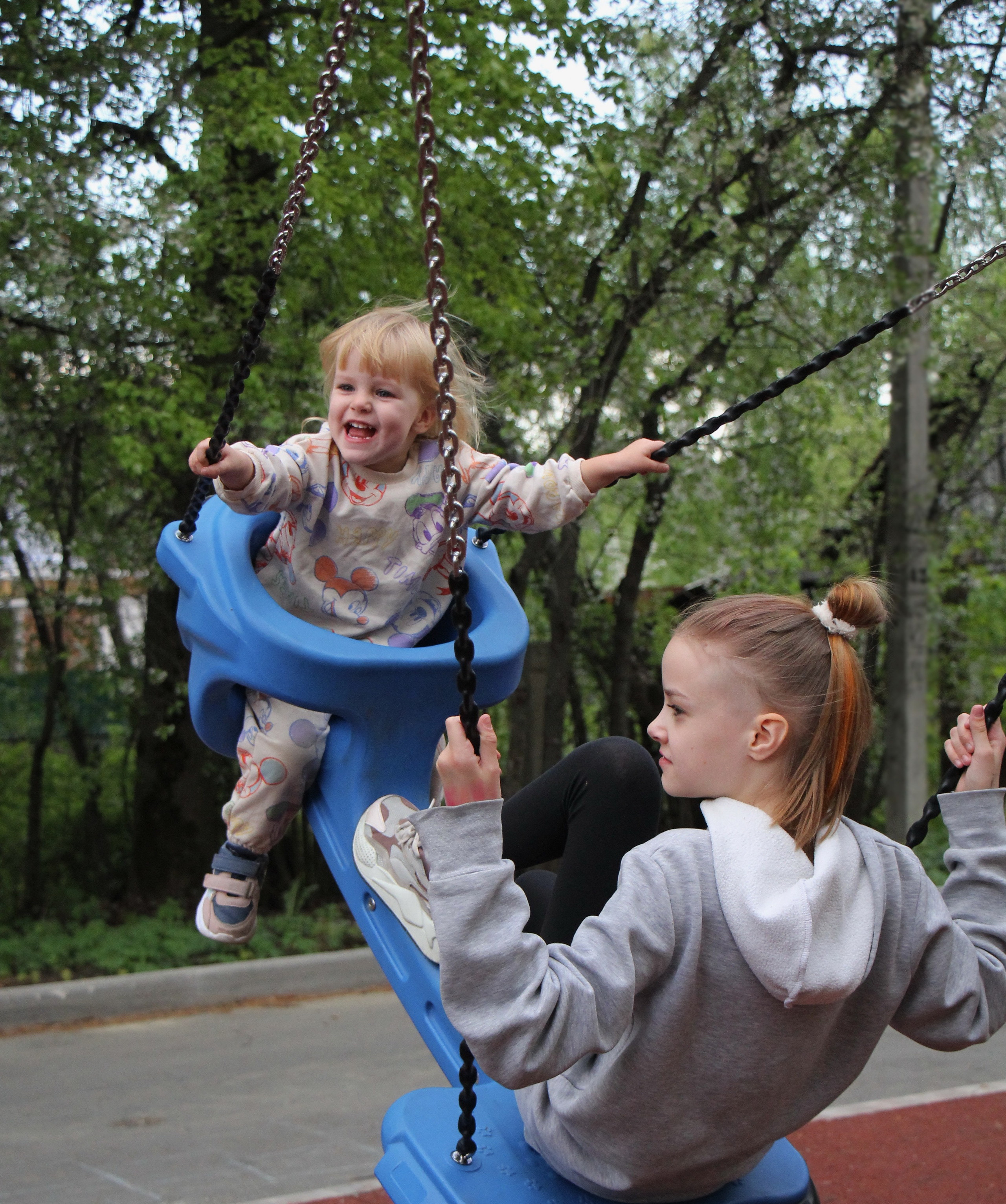На прогулке Маша с мамой. Портретный фотограф Москва