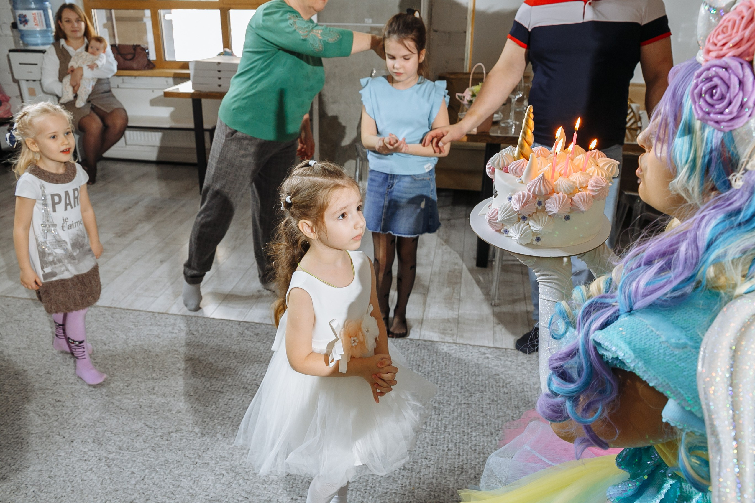 Насте 5 лет, дети играют в Ангел лофт. Событийный фотограф Максим Бескоровайновнов
