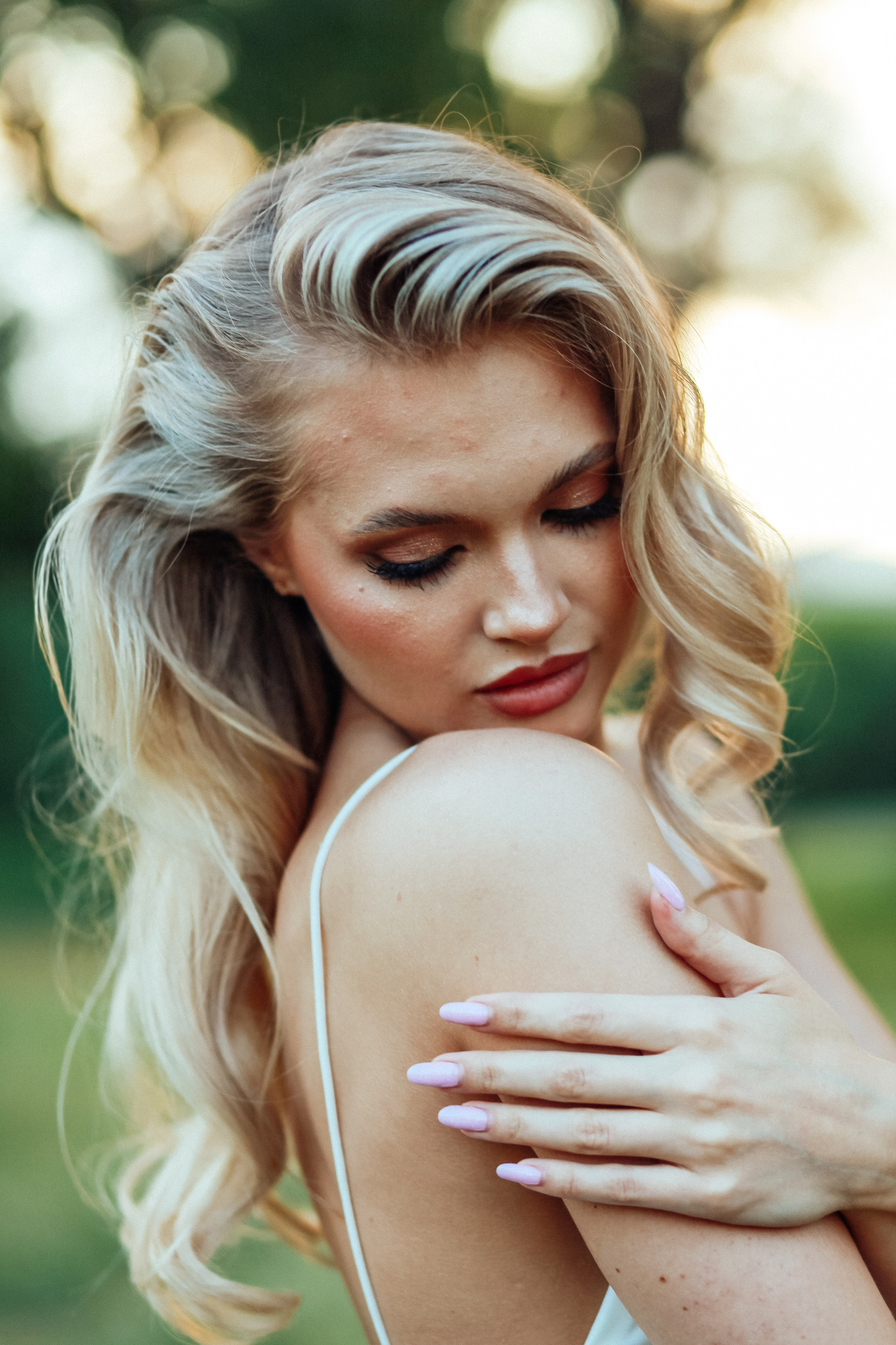 утро очень красивая невеста блондинка цветы природа лето декор дерево кровать бокал