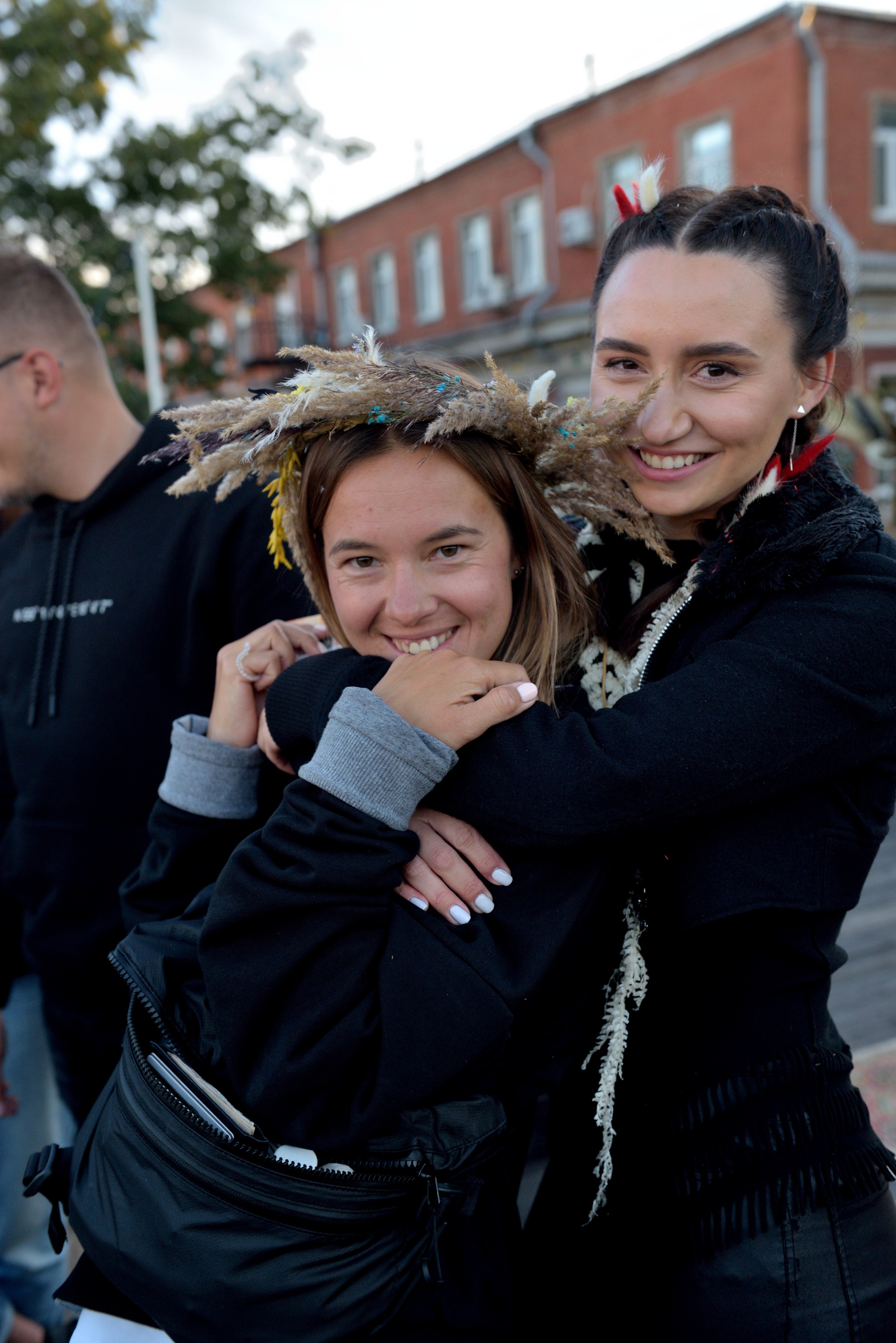 "Девушки позируют на мероприятии".