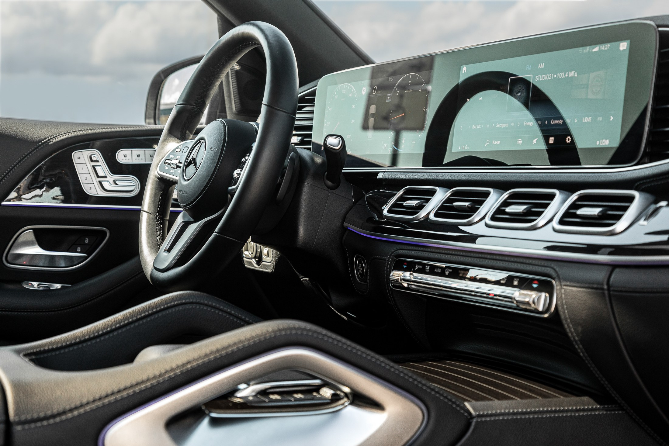 Крупным планом приборная панель авто. 