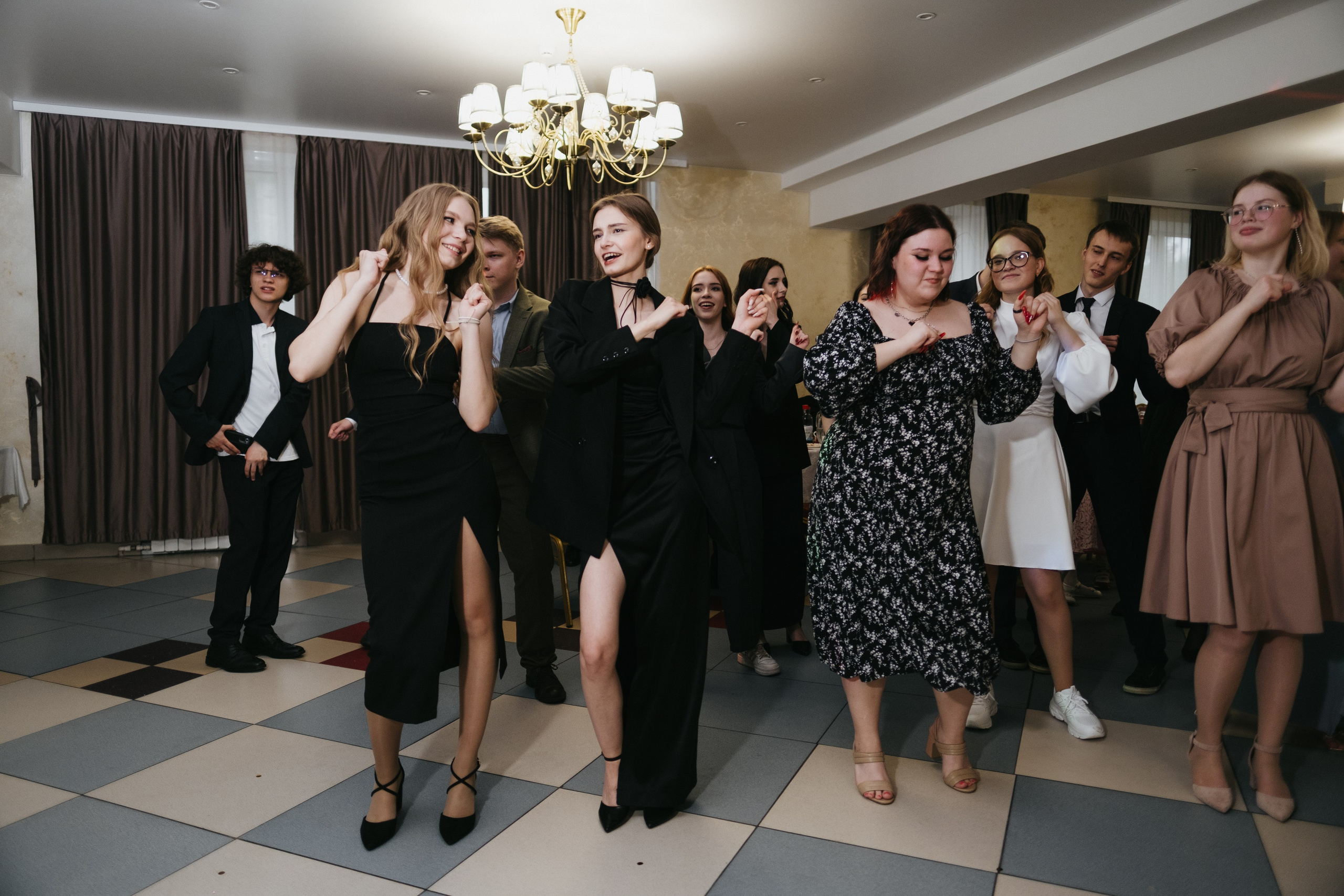 Выпускной 11 класс школы № 30. Свадебный и репортажной фотограф Денис Ожигин в Краснодаре и Краснодарском крае