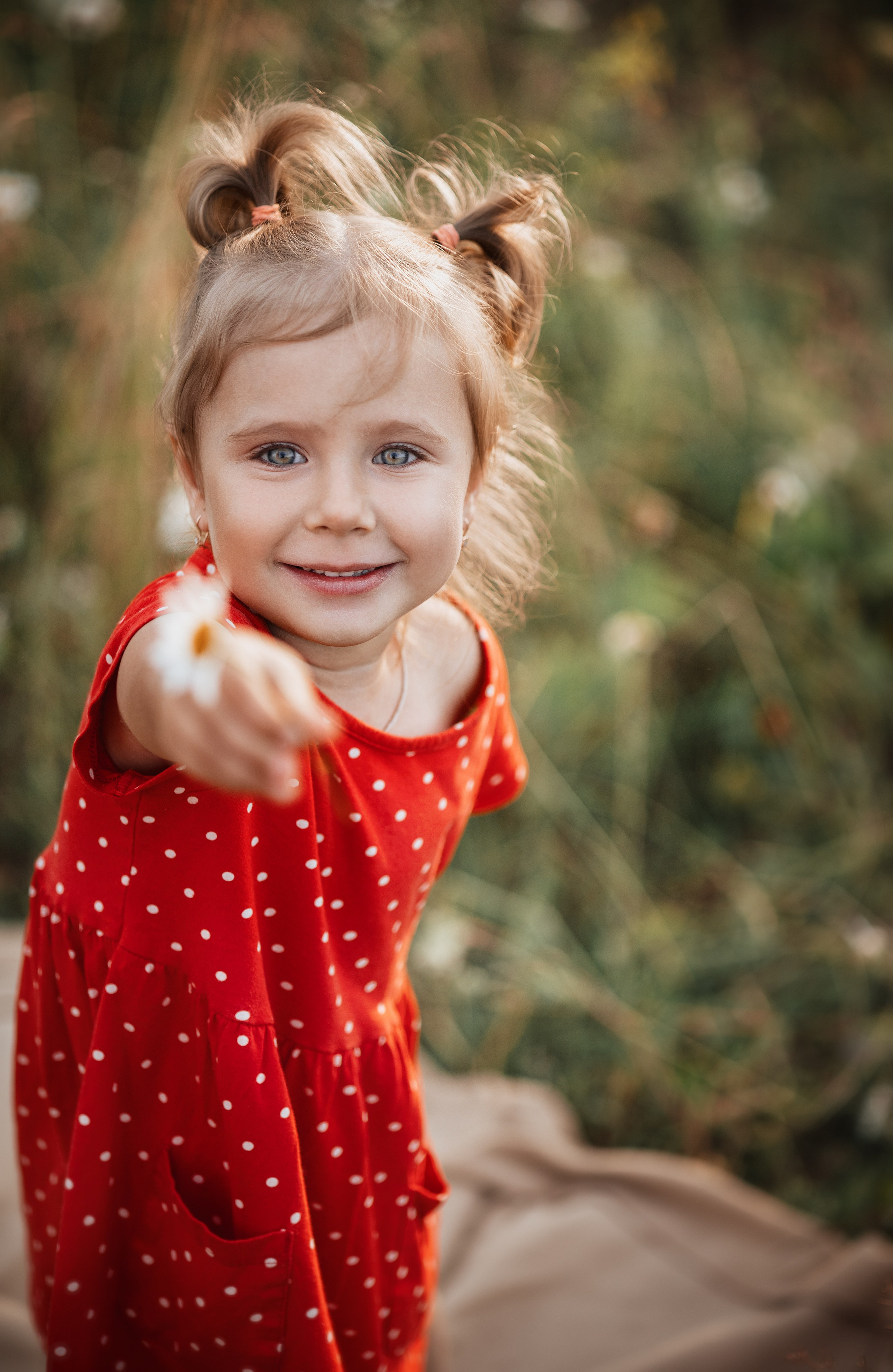 Мама и дочка в ромашковом поле. Фотограф в Москве Мухина Ирина