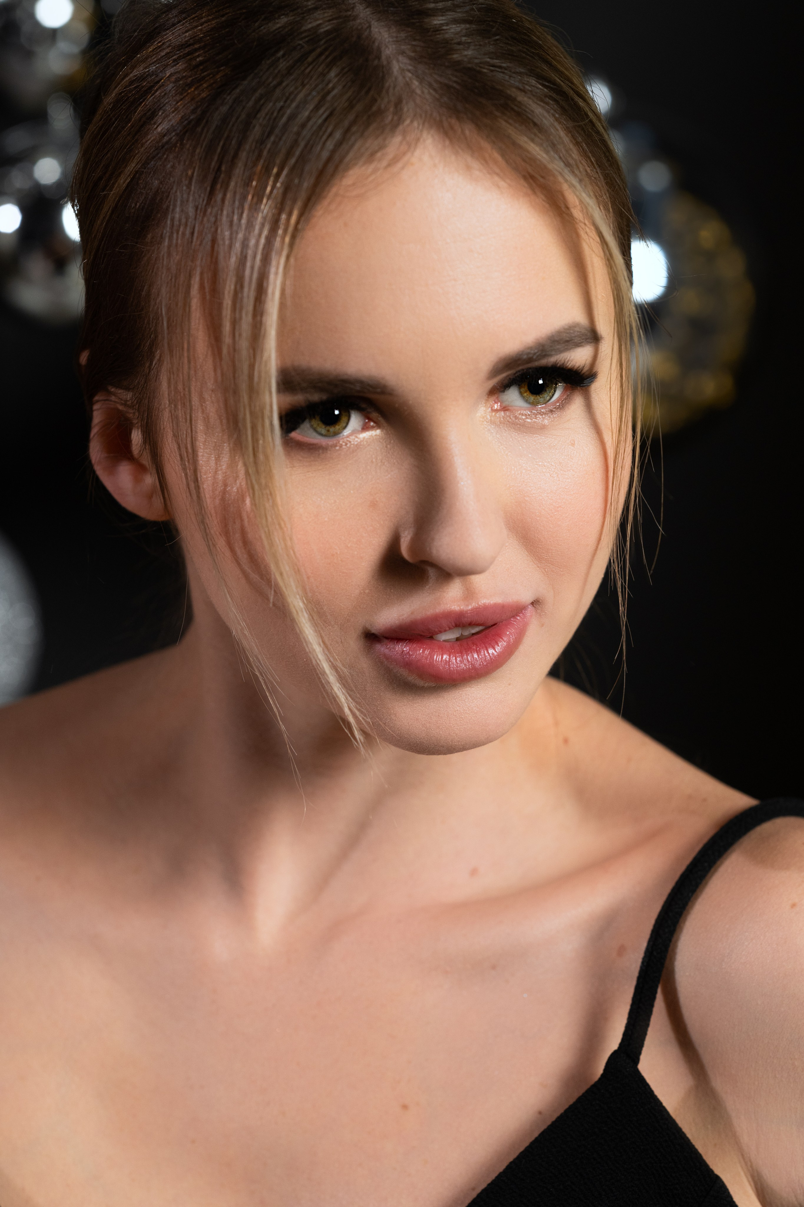 Новогодняя фотосессия девушки в фотостудии