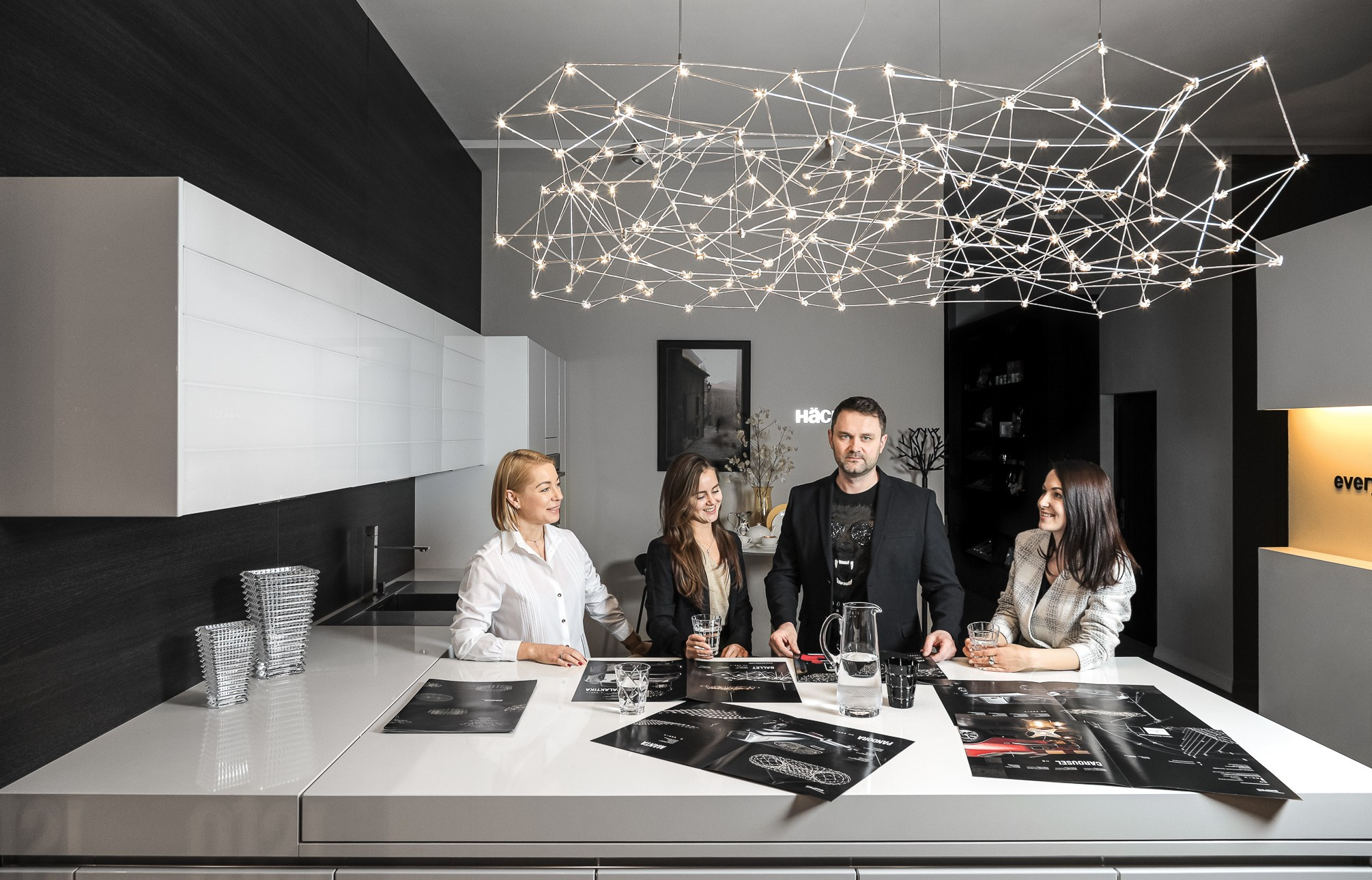 Команда сотрудников в салоне.