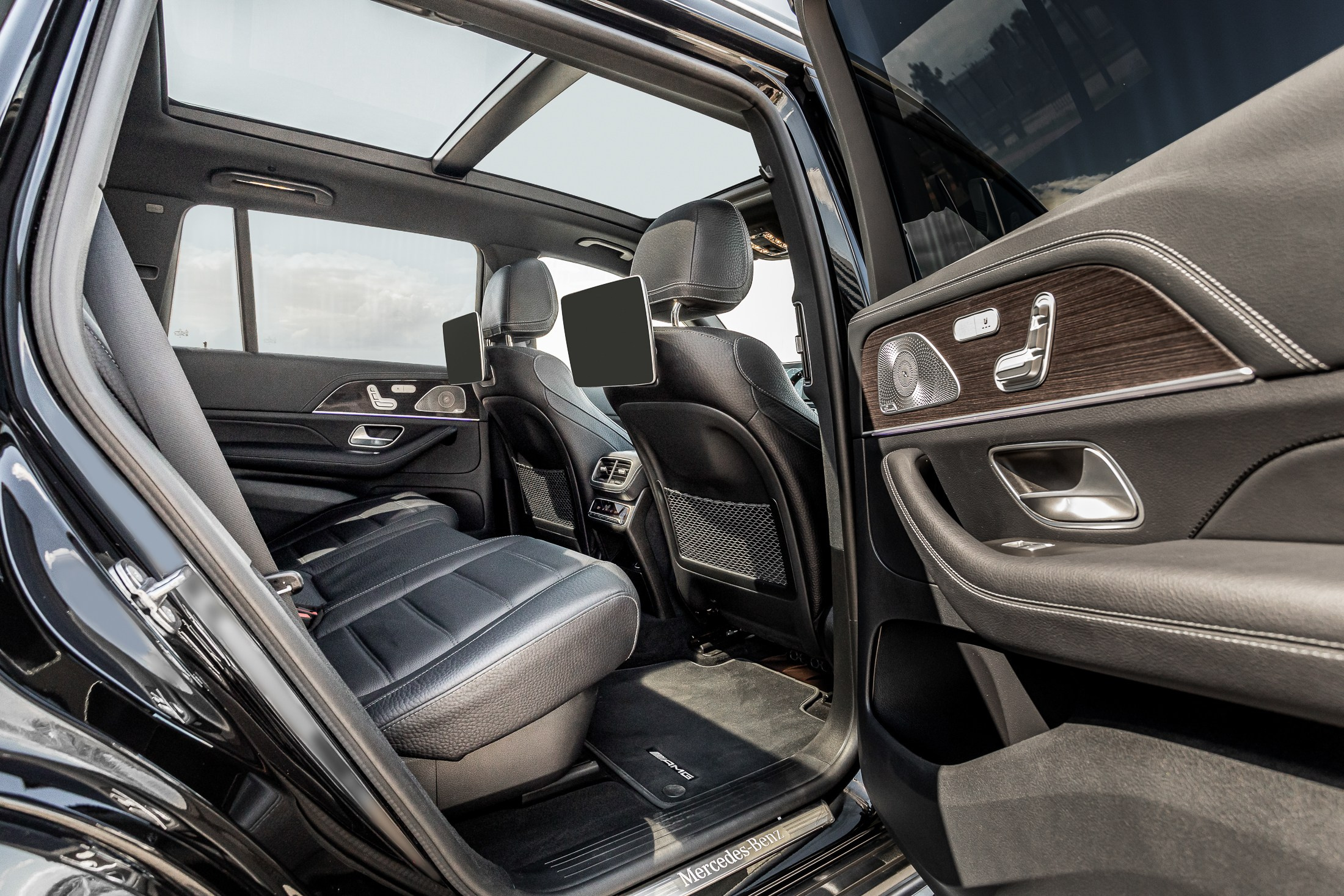 Задние сиденья салона автомобиля в черном цвете.