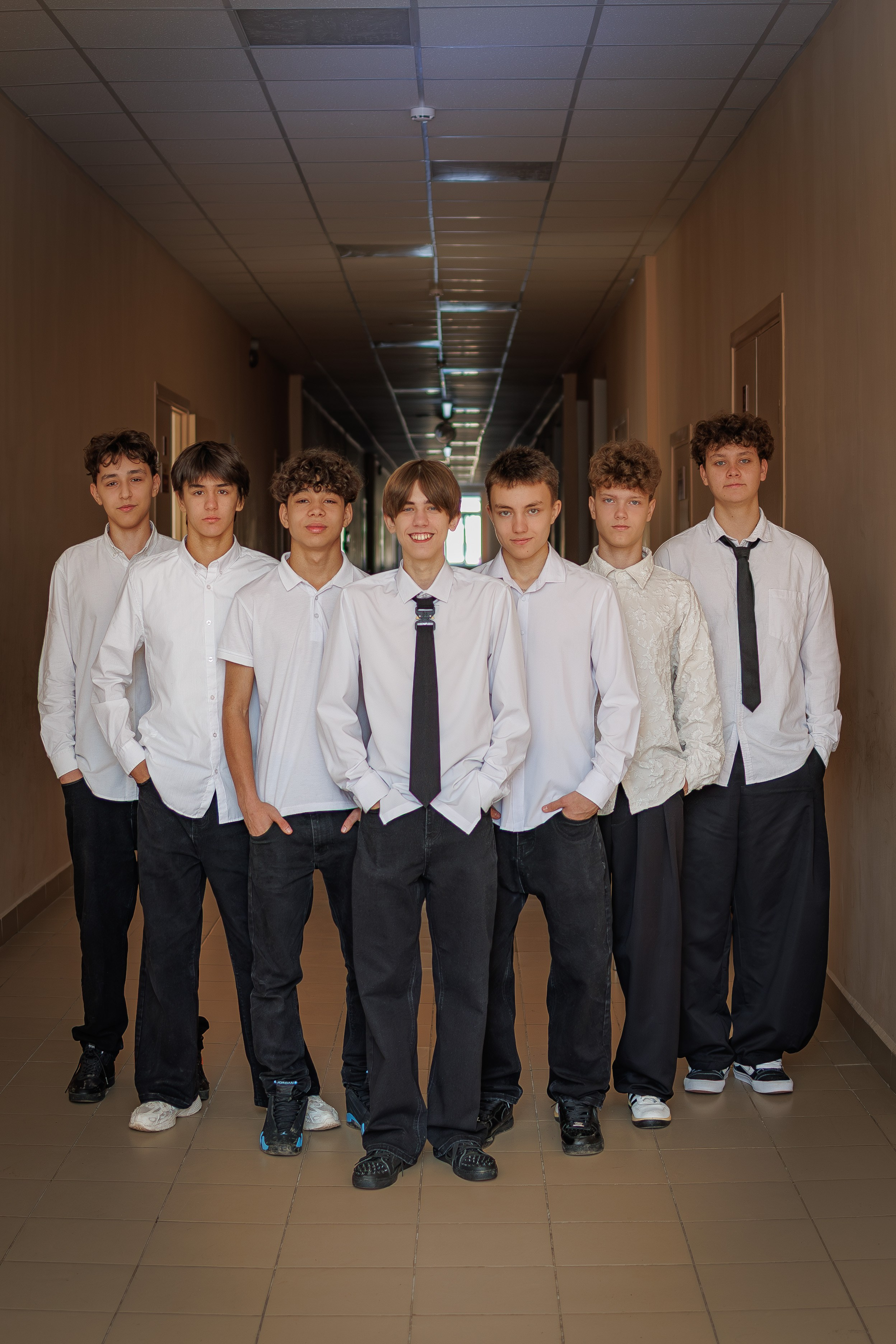 Позы для школьной фотосессии. Фотограф Медногорск Кувандык Оксана Шерехода свадебные, семейные, индивидуальные, школьные фотосессии. Печать фотоальбомов