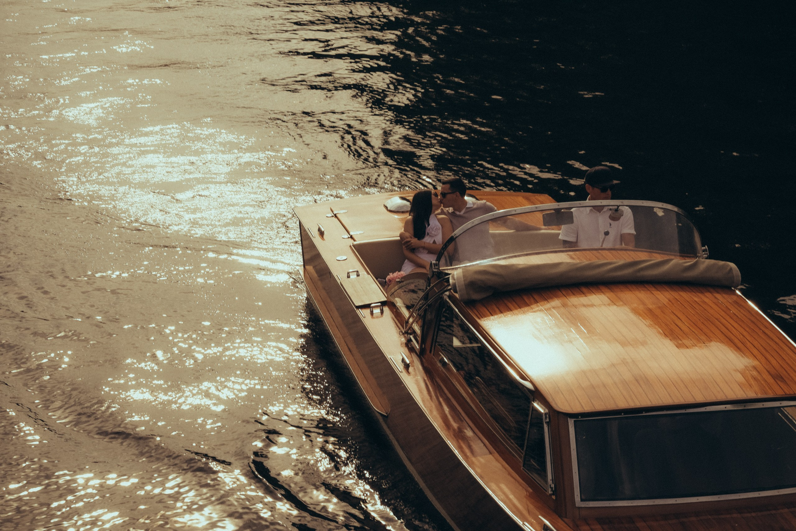 СВАДЕНБНАЯ СЬЕМКА НА КАТЕРЕ ПО КАНАЛАМ САНКТ-ПЕТЕРБУРГА И В АКВАТОРИИ НЕВЫ. Профессиональный фотограф, Санкт-Петербург — Виктория Богомолова