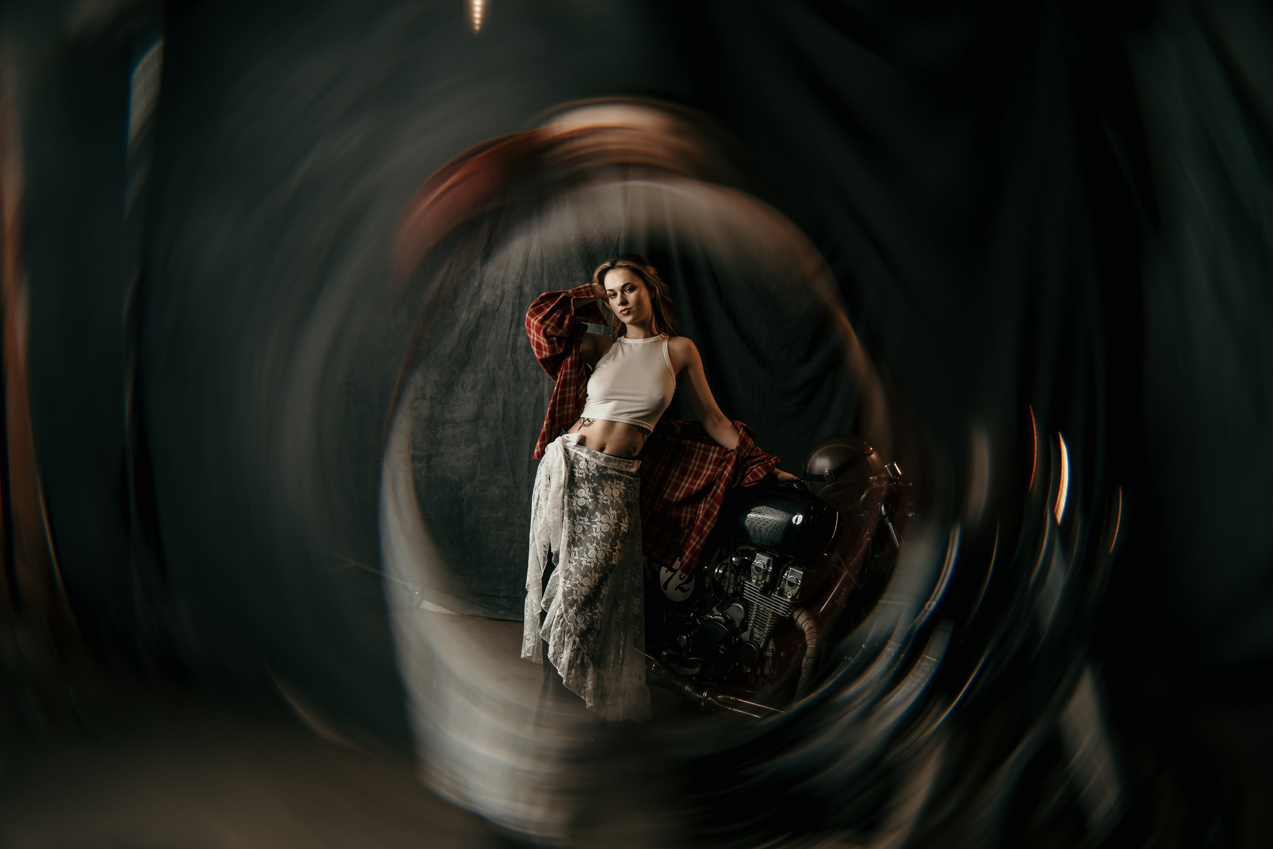 Фотосессия с мотоциклом в студии в Санкт-Петербурге. Свадебный, семейный, портретный, репортажный фотограф в Санкт-Петербурге