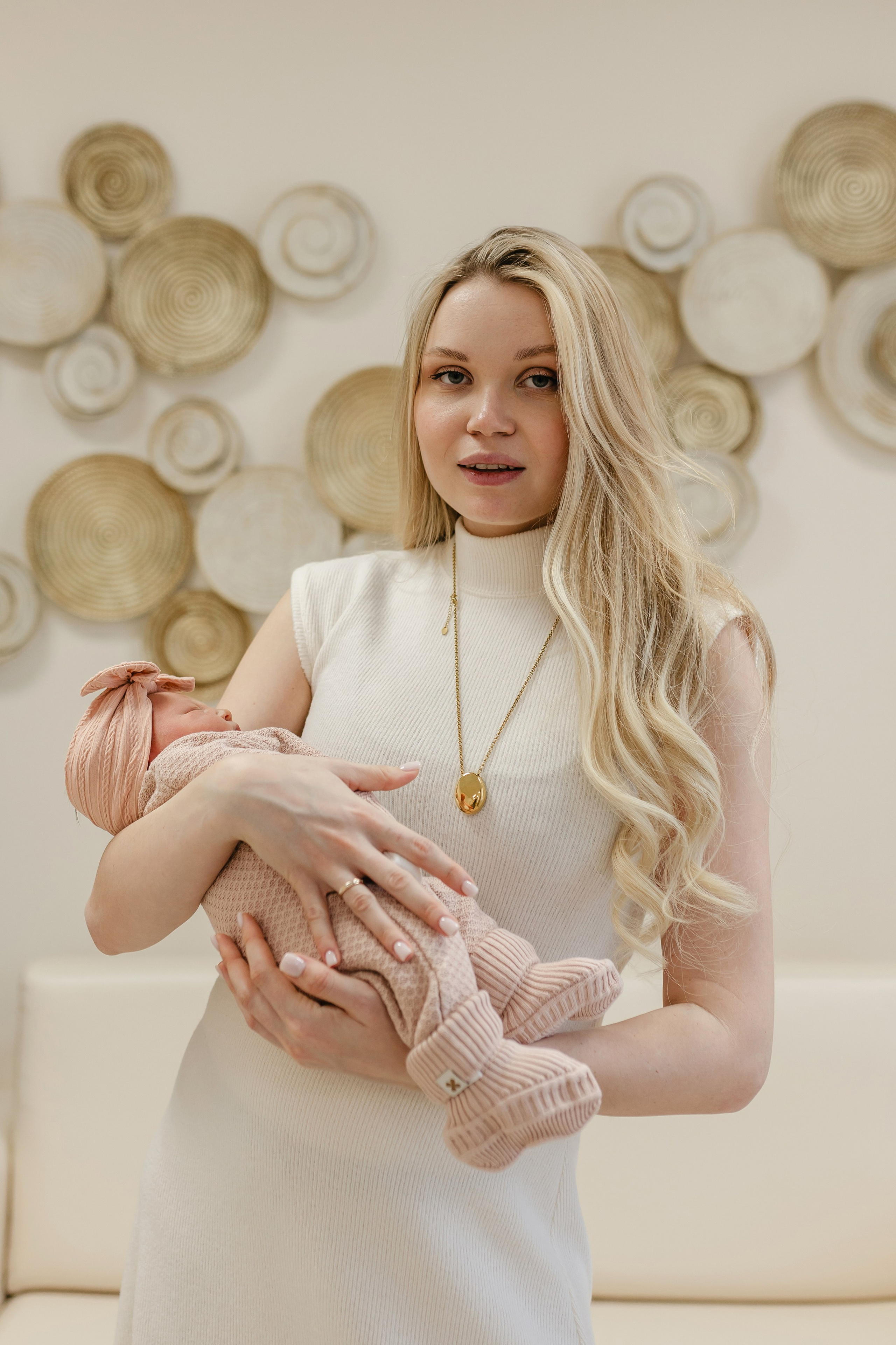 Фотограф на выписку из роддома в Краснодаре, выписка из Екатерининского роддома, фотограф Яна Морева. Семейный фотограф в Краснодаре Яна Морева