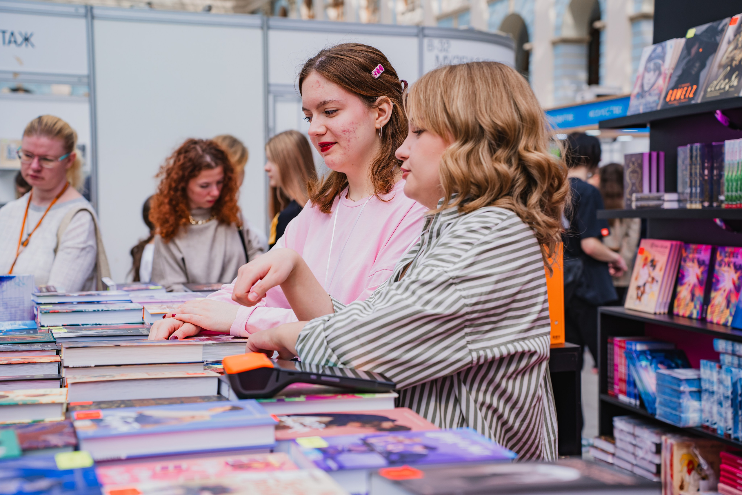 МИФ Non/fictio№ 2025 стенды. Репортажный фотограф Анастасия Рубцова