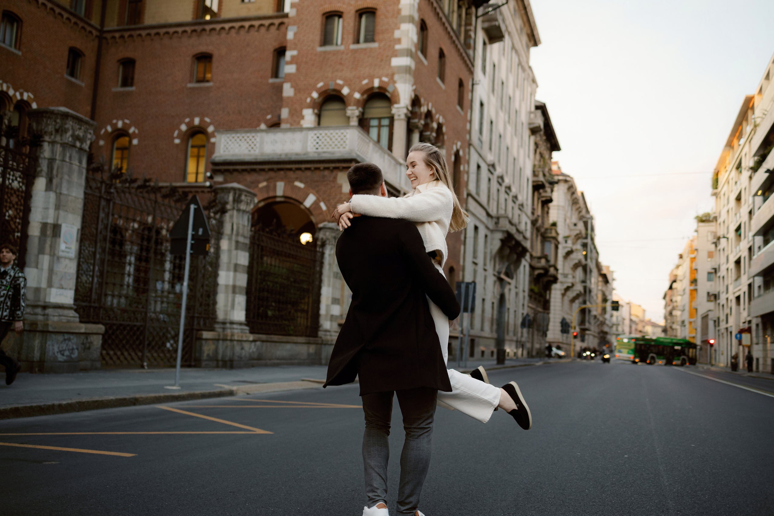 Пара переходит улицу, графичное освещение и пустая дорога