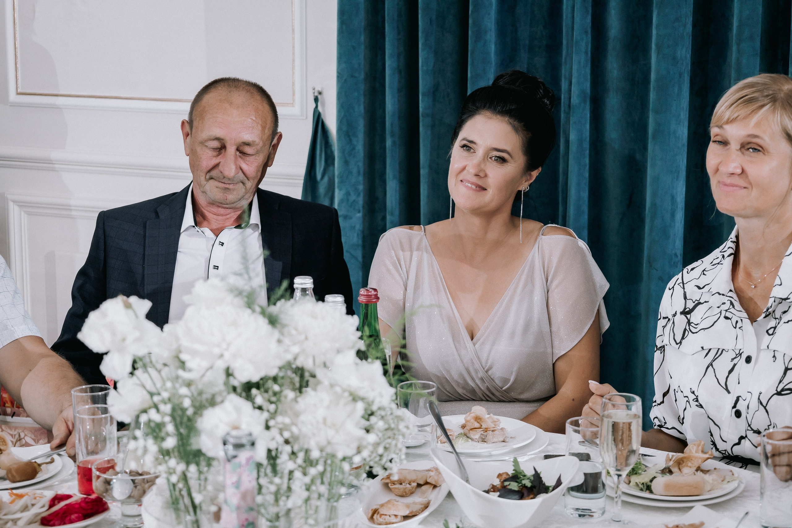 Свадебная прогулка. Эвелина и Дмитрий. Свадебная фотография. Арина Рубах