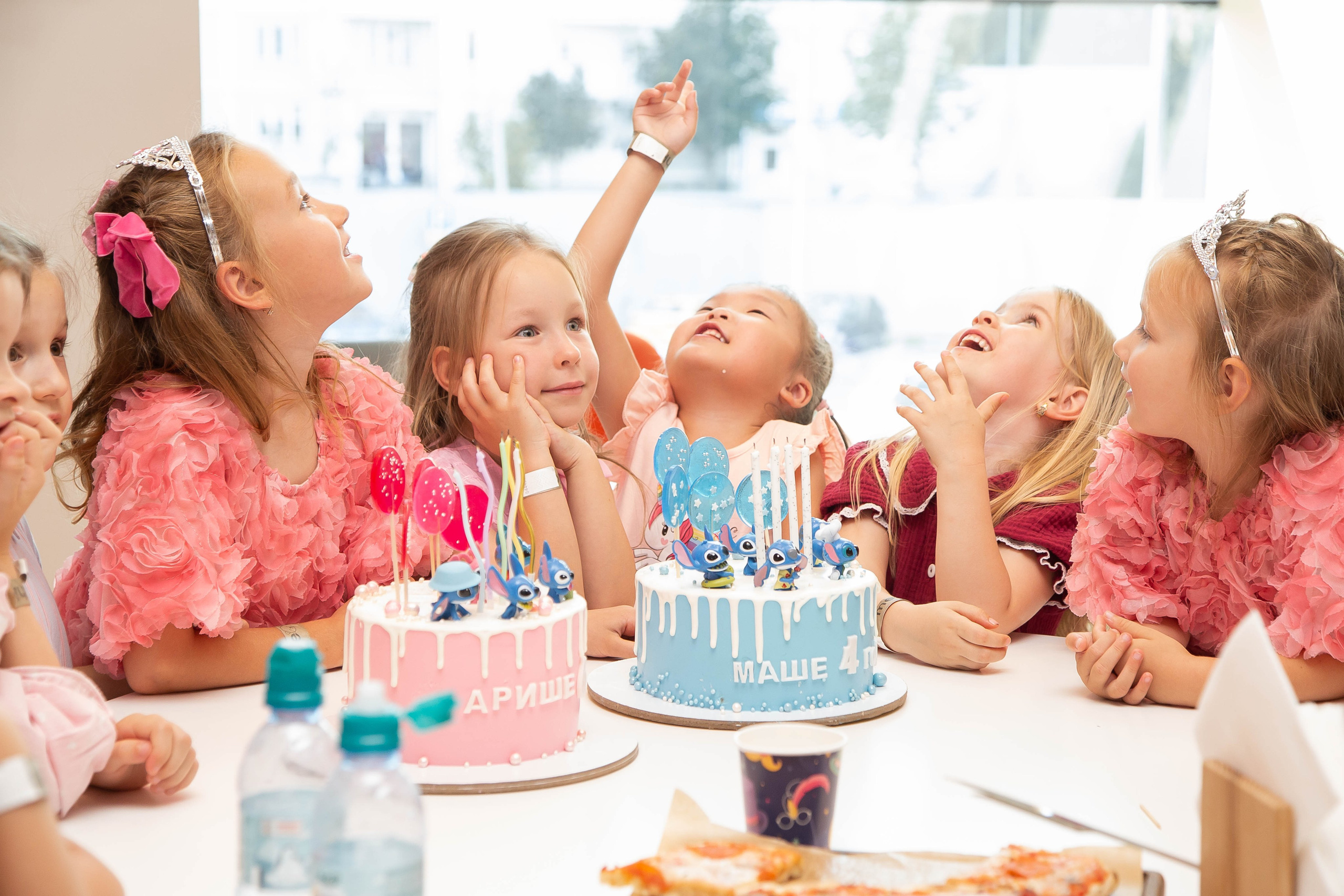 Репортажная съемка дня рождения сестер — живые эмоции праздника в Москве. Фотограф Анна Татаурова | Авторская фотосъемка в Москве