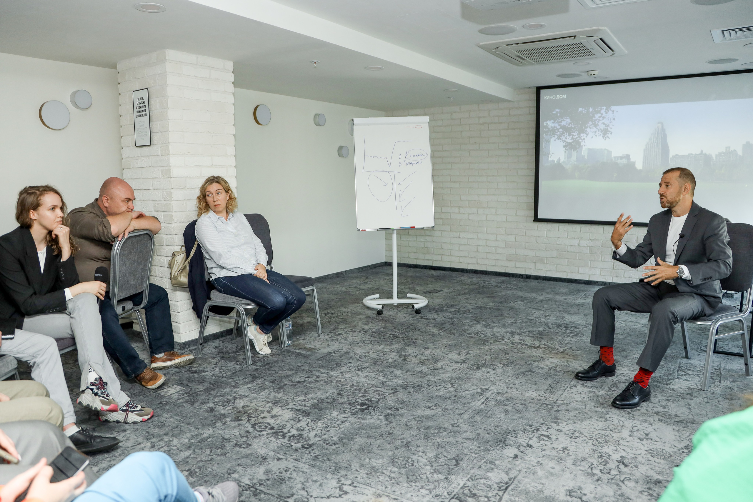 Игорь Рызов деловая встреча. Фотограф Антон Чупринин