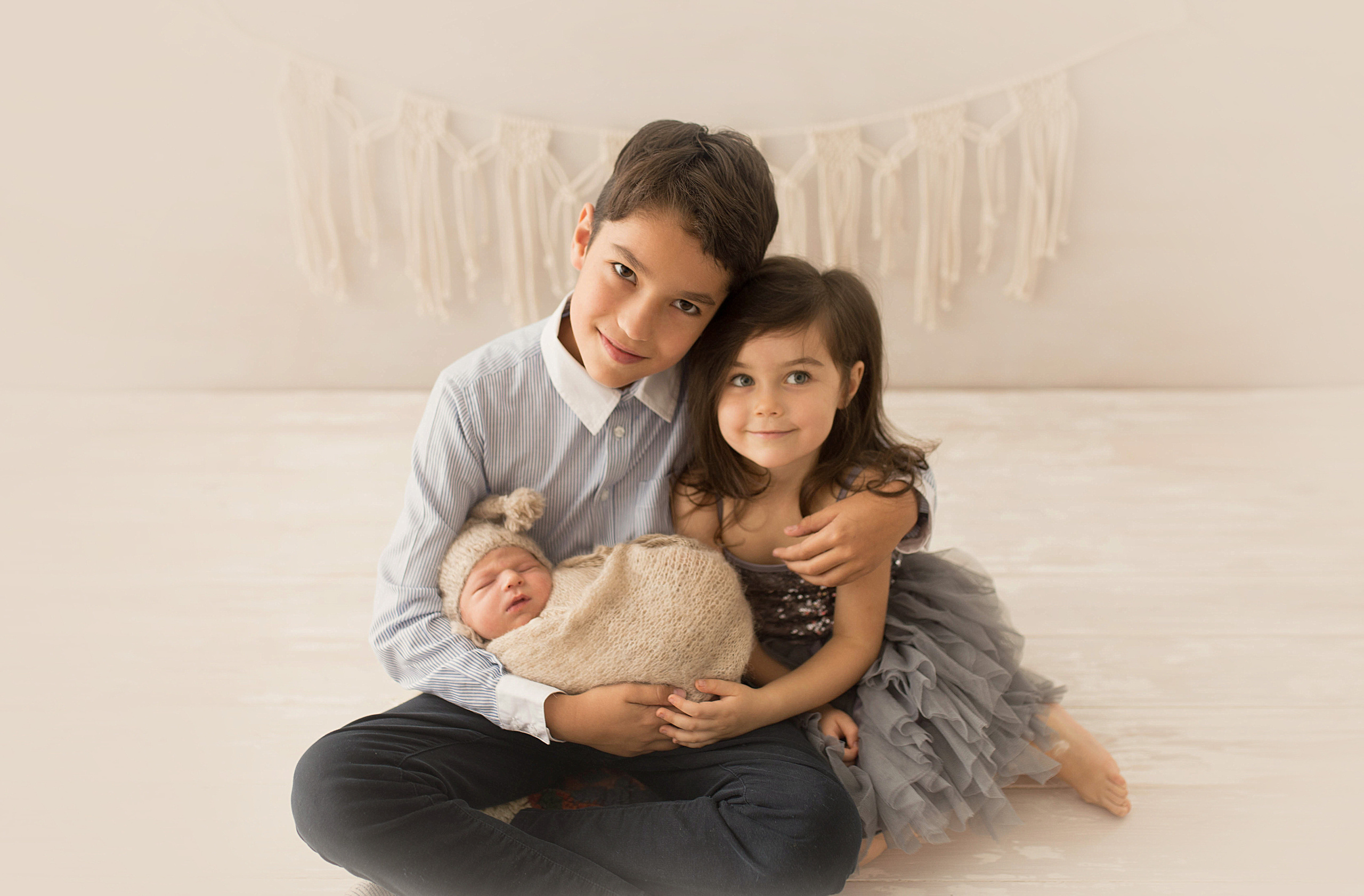 Детская фотосессия старшие и младшие дети. Фотограф новорождённых малышей и детский фотограф В Казани Лана Максим