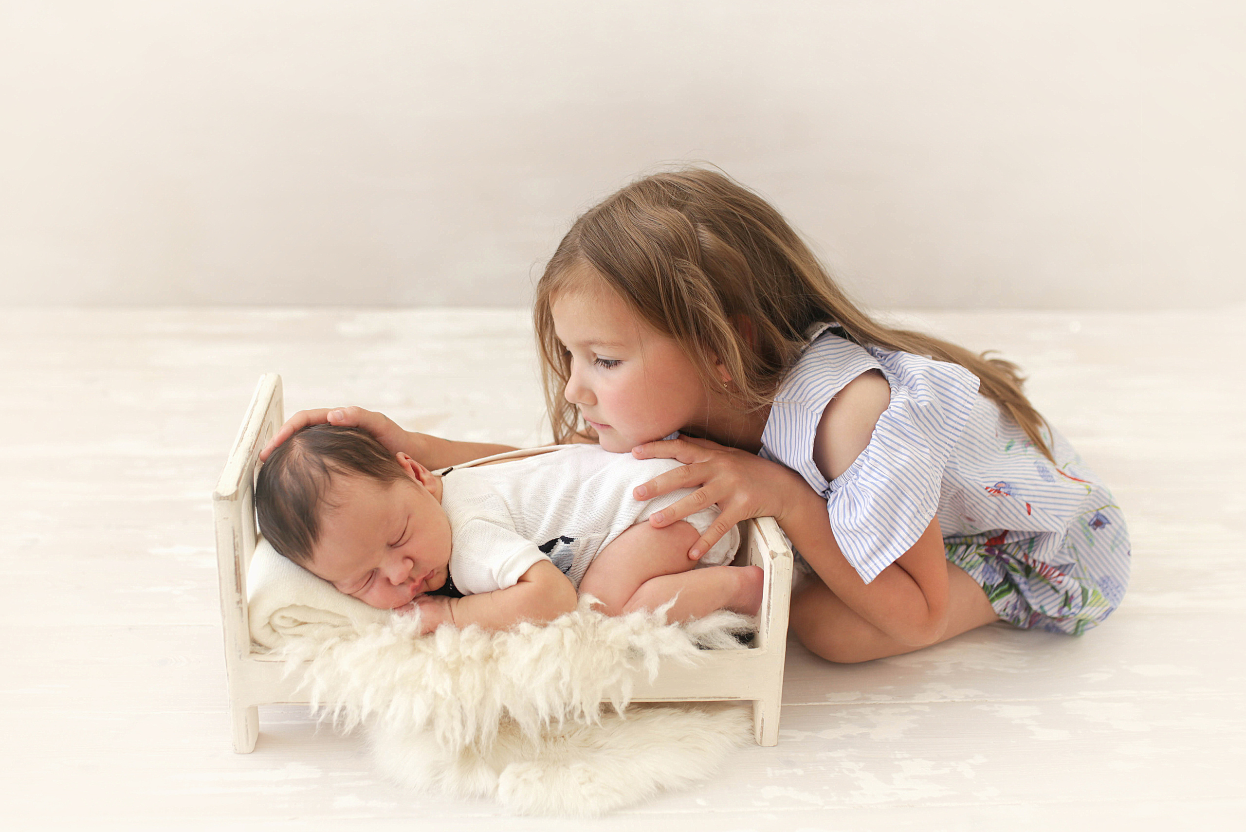 Детская фотосессия старшие и младшие дети. Фотограф новорождённых малышей и детский фотограф В Казани Лана Максим