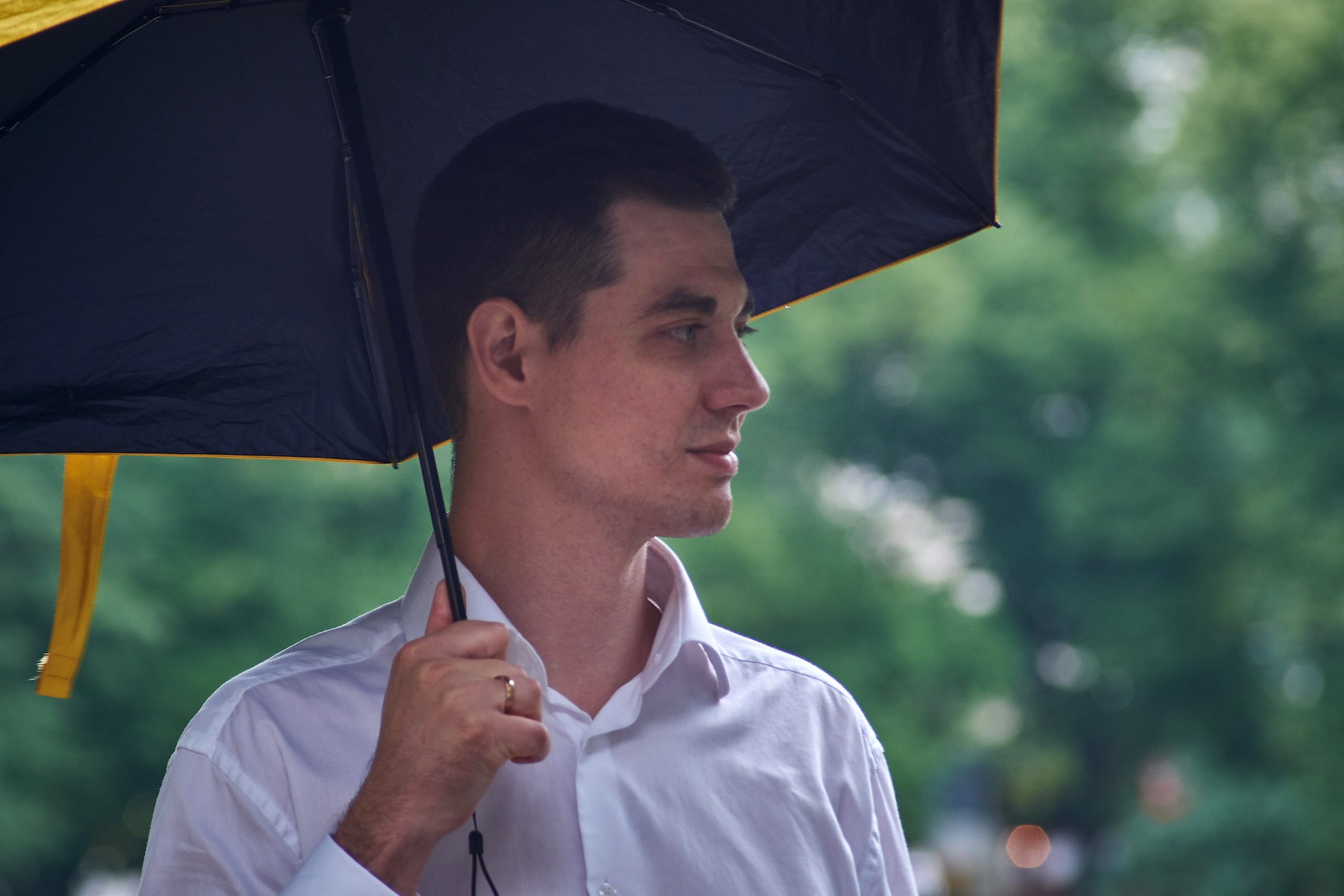 "Молодой человек под зонтиком" - фотограф Виталий Дени