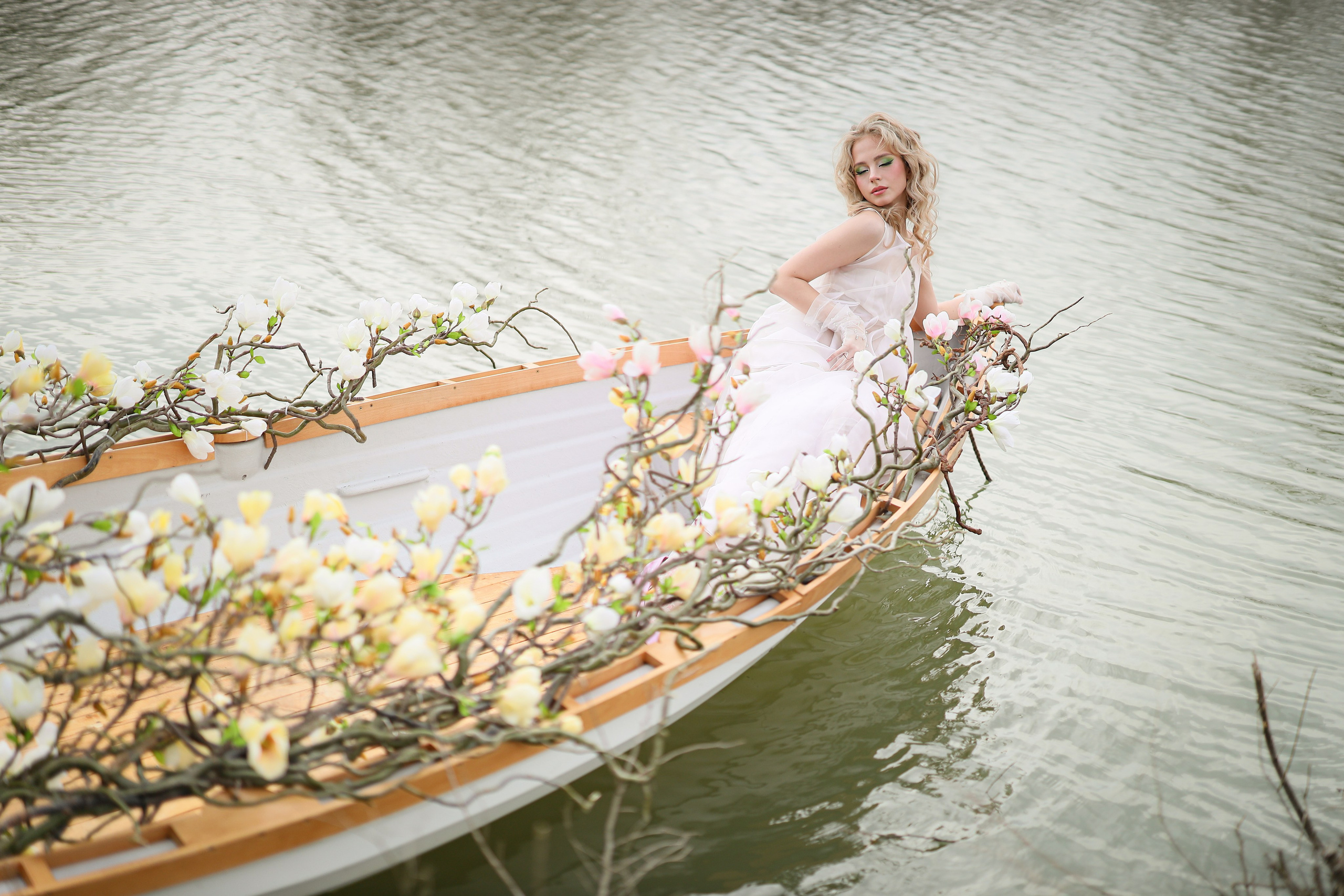 Индивидуальная фотосессия на озере Рица с использованием аксессуаров и реквизита