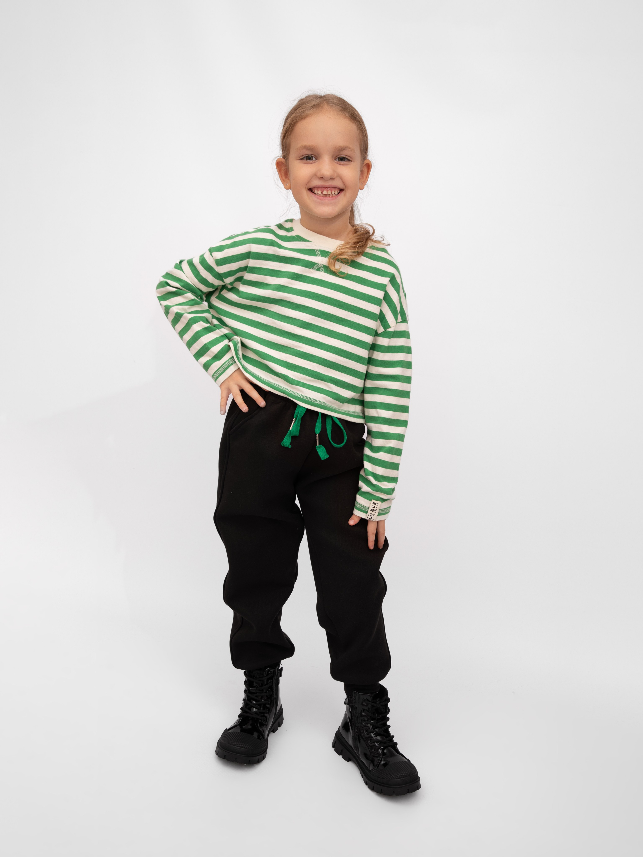 Детские брюки. Фотостудия предметной и модельной съёмки для маркетплейсов