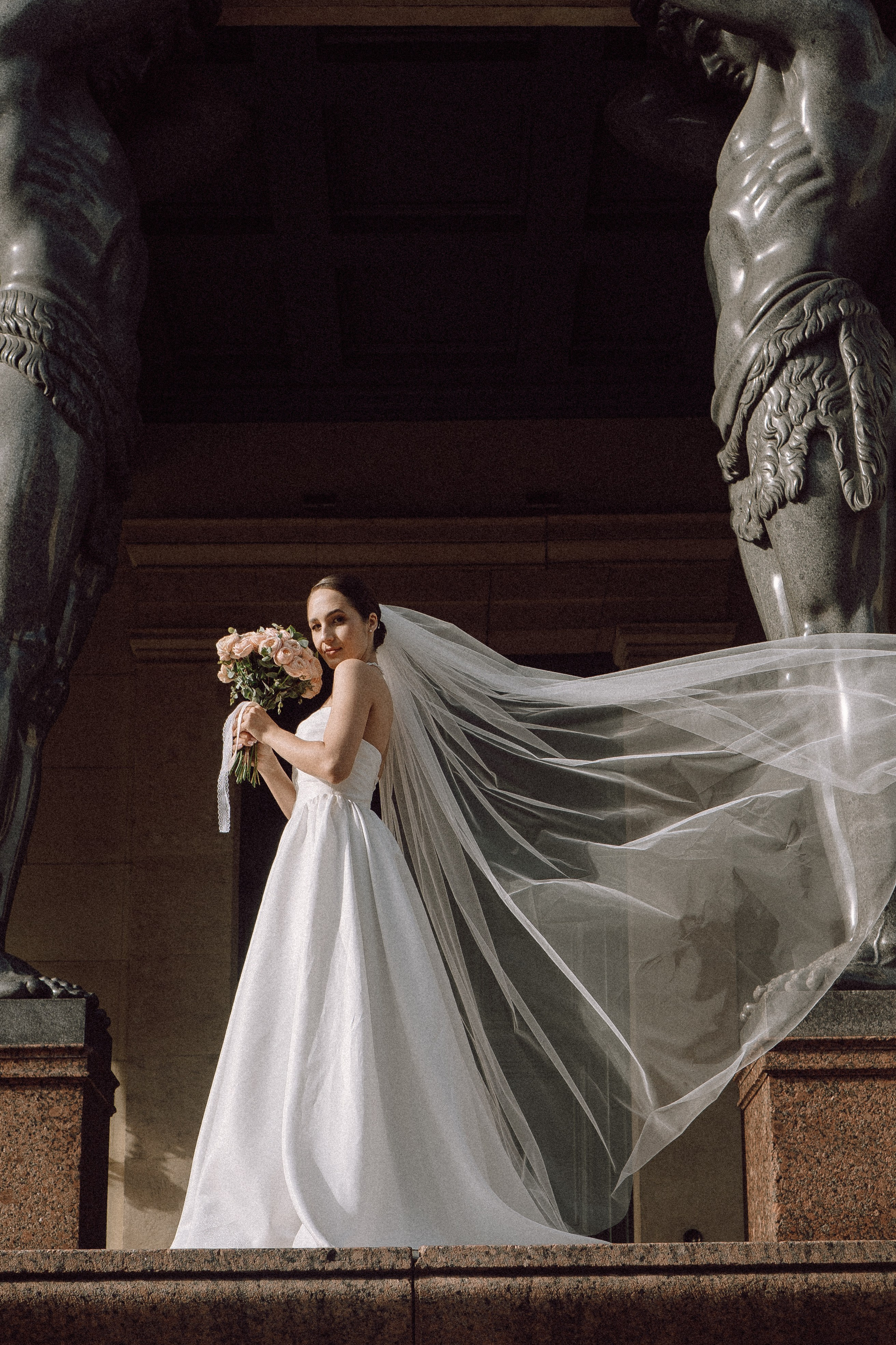 СВАДЕБНАЯ ПРОГУЛКА В САНТК-ПЕТЕРБУРГЕ (ИСАКИЕВСКИЙ СОБОР, ЗИМНЯЯ КАНАВКА, ЭРМИТАЖ И БОЛЬШАЯ МОРСКАЯ УЛИЦА). Профессиональный фотограф, Санкт-Петербург — Виктория Богомолова