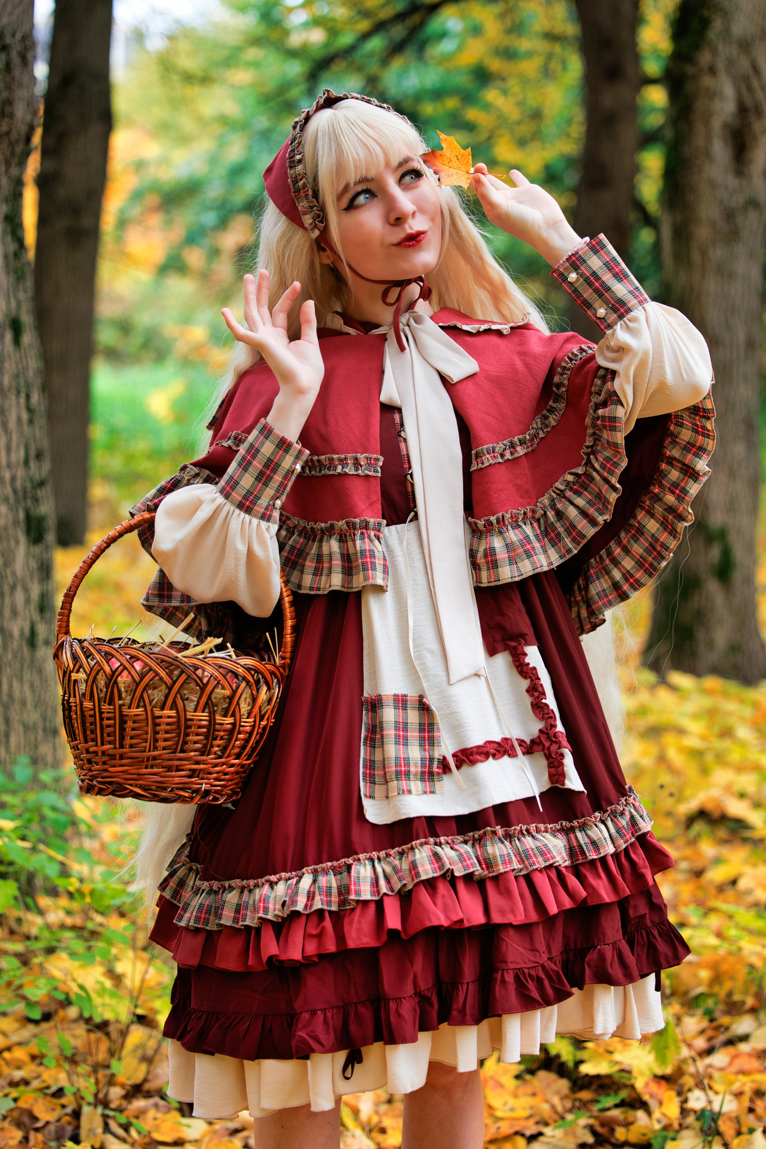 Фотосессия в костюме красной шапочки в лесу с лукошком