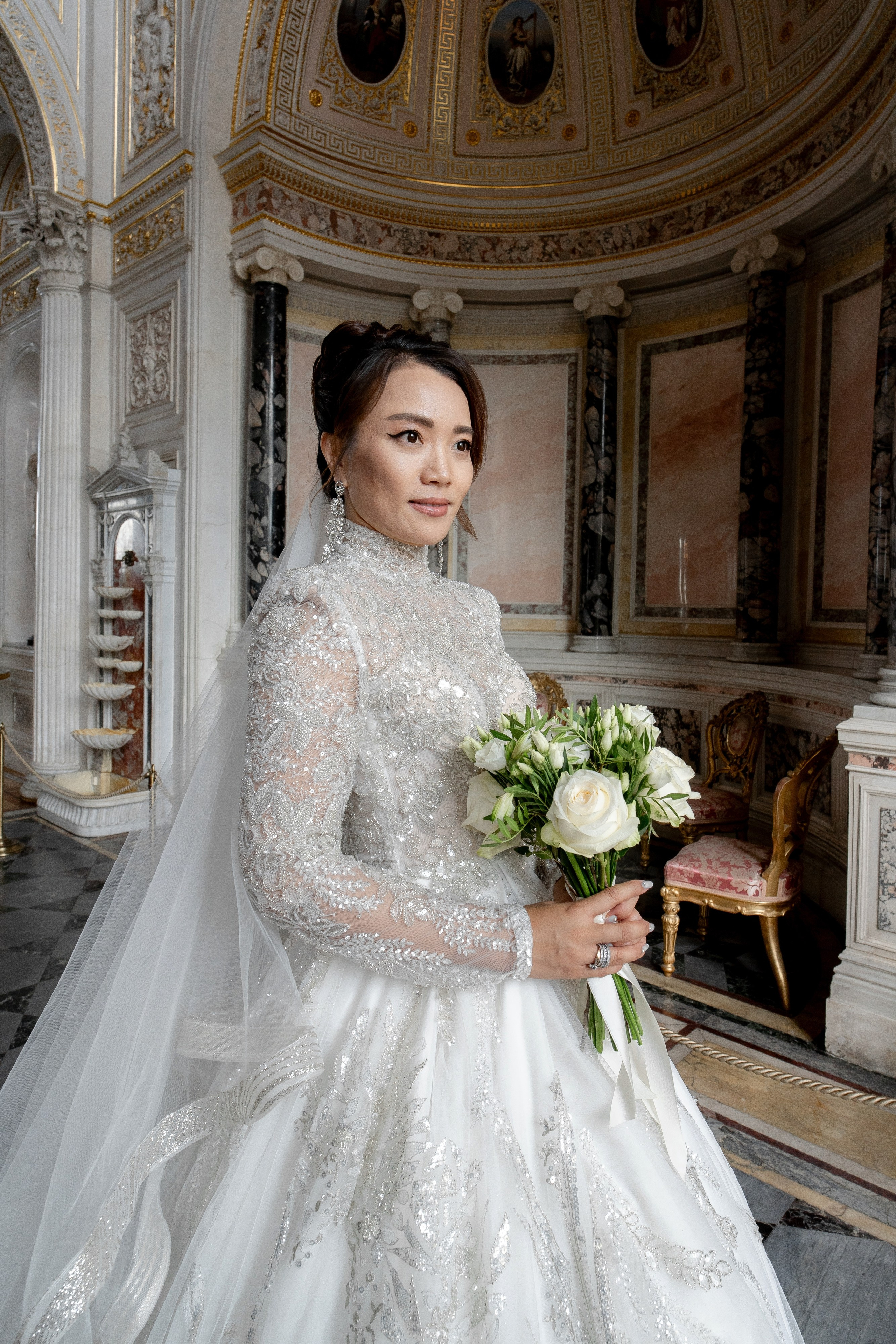 Свадебная фотосессия в Эрмитаже и на катере. Свадебный фотограф Александр Невский в Санкт-Петербурге