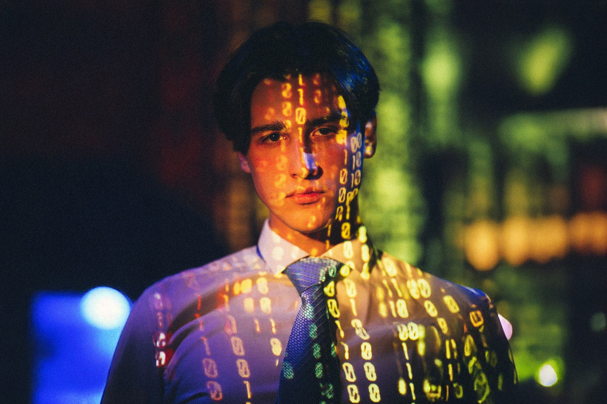 Киберпанк-портрет мужчины в деловом стиле с проекцией бинарного кода на лице. Фотограф: Галина Скорик (Сочи).