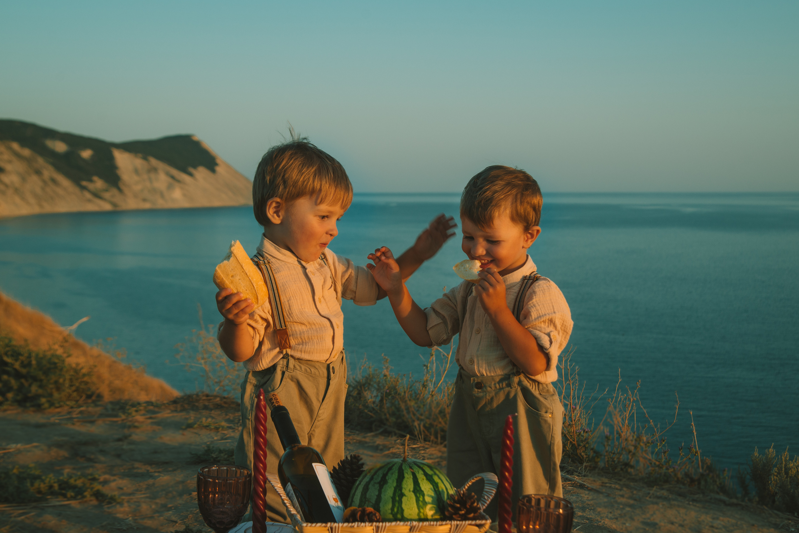 Семейная фотосессия на утёсе у обрыва. Семейный, детский фотограф в Минске Вероника Гапоненко
