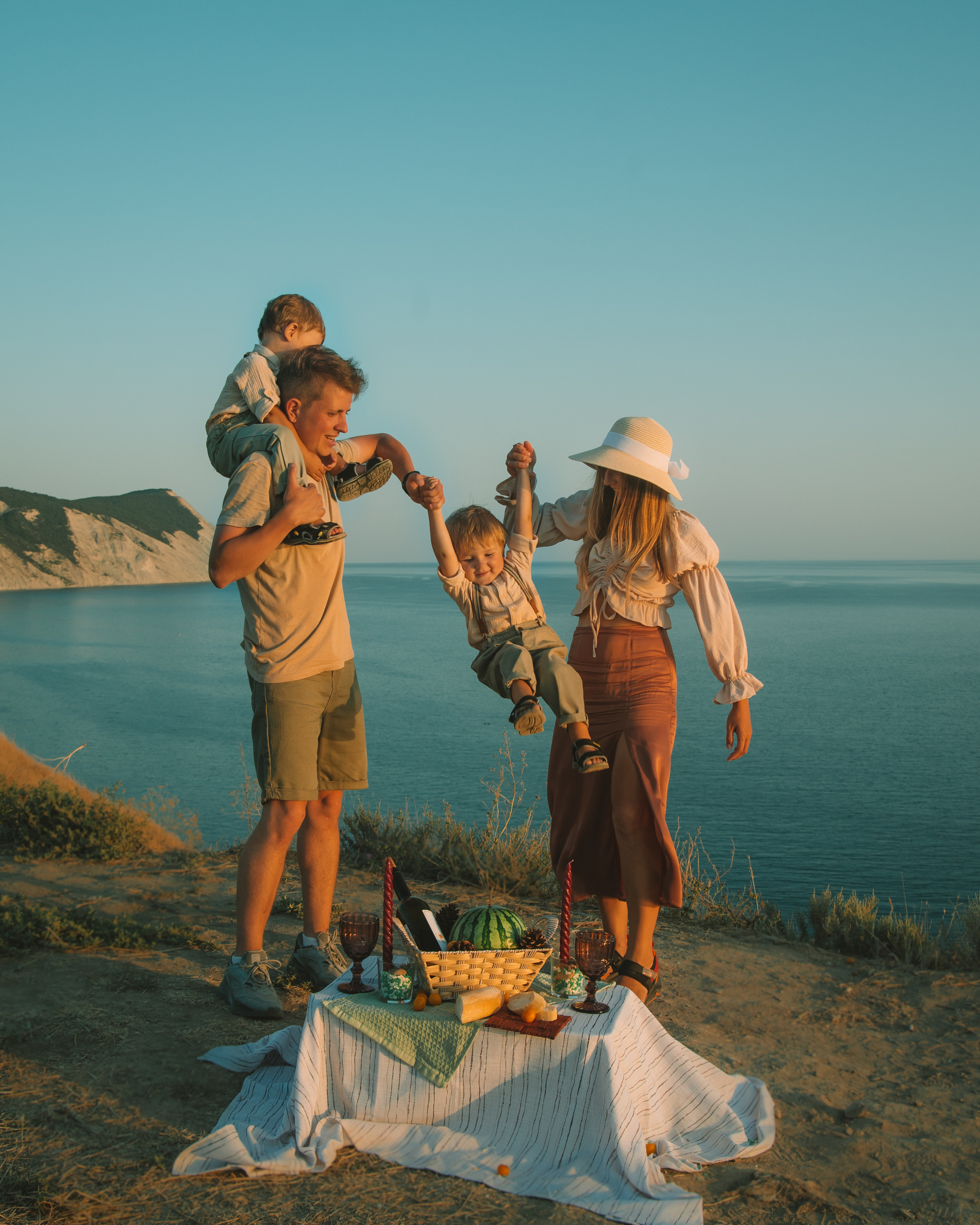 Семейная фотосессия на утёсе у обрыва. Семейный, детский фотограф в Минске Вероника Гапоненко