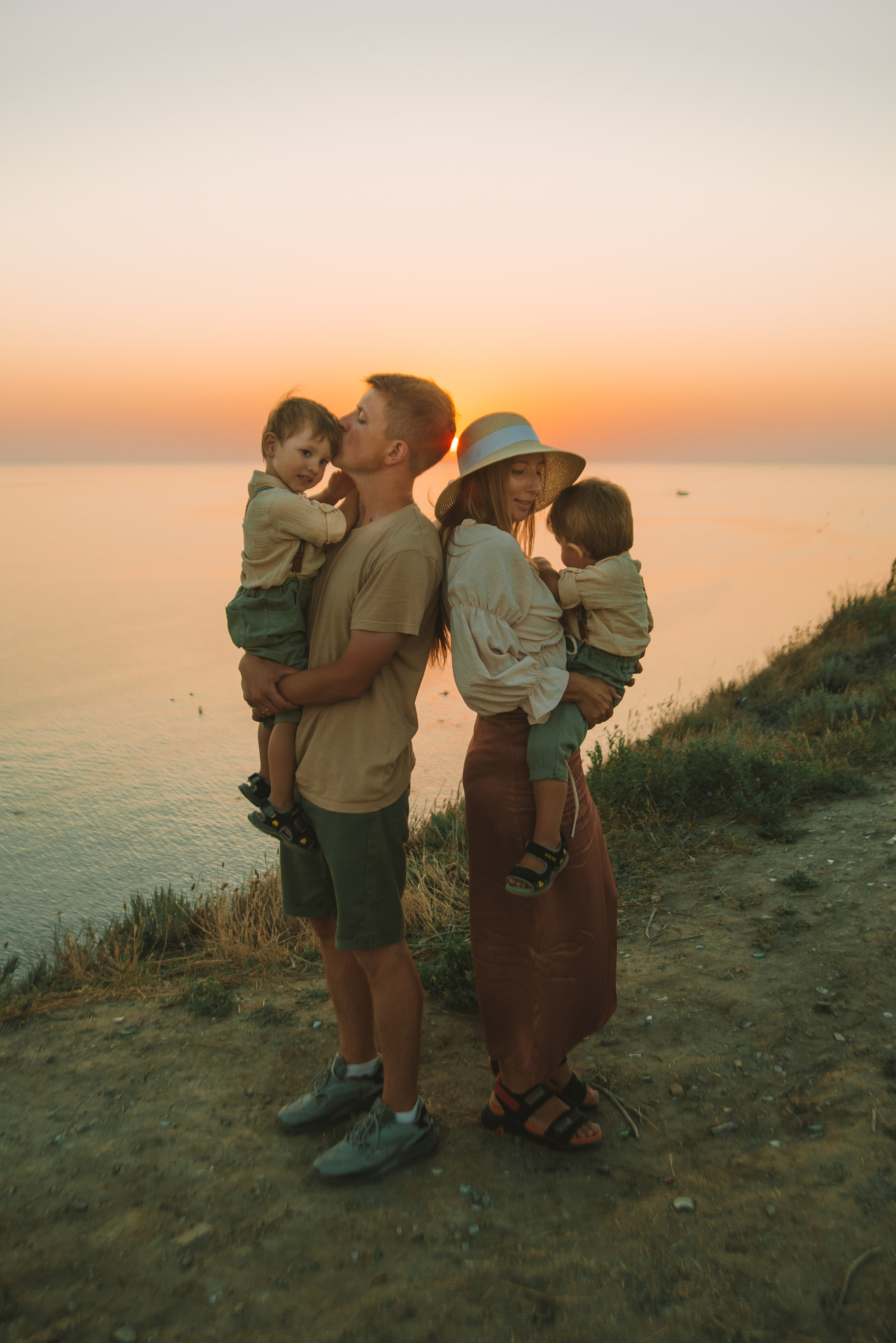 Семейная фотосессия на утёсе у обрыва. Семейный, детский фотограф в Минске Вероника Гапоненко