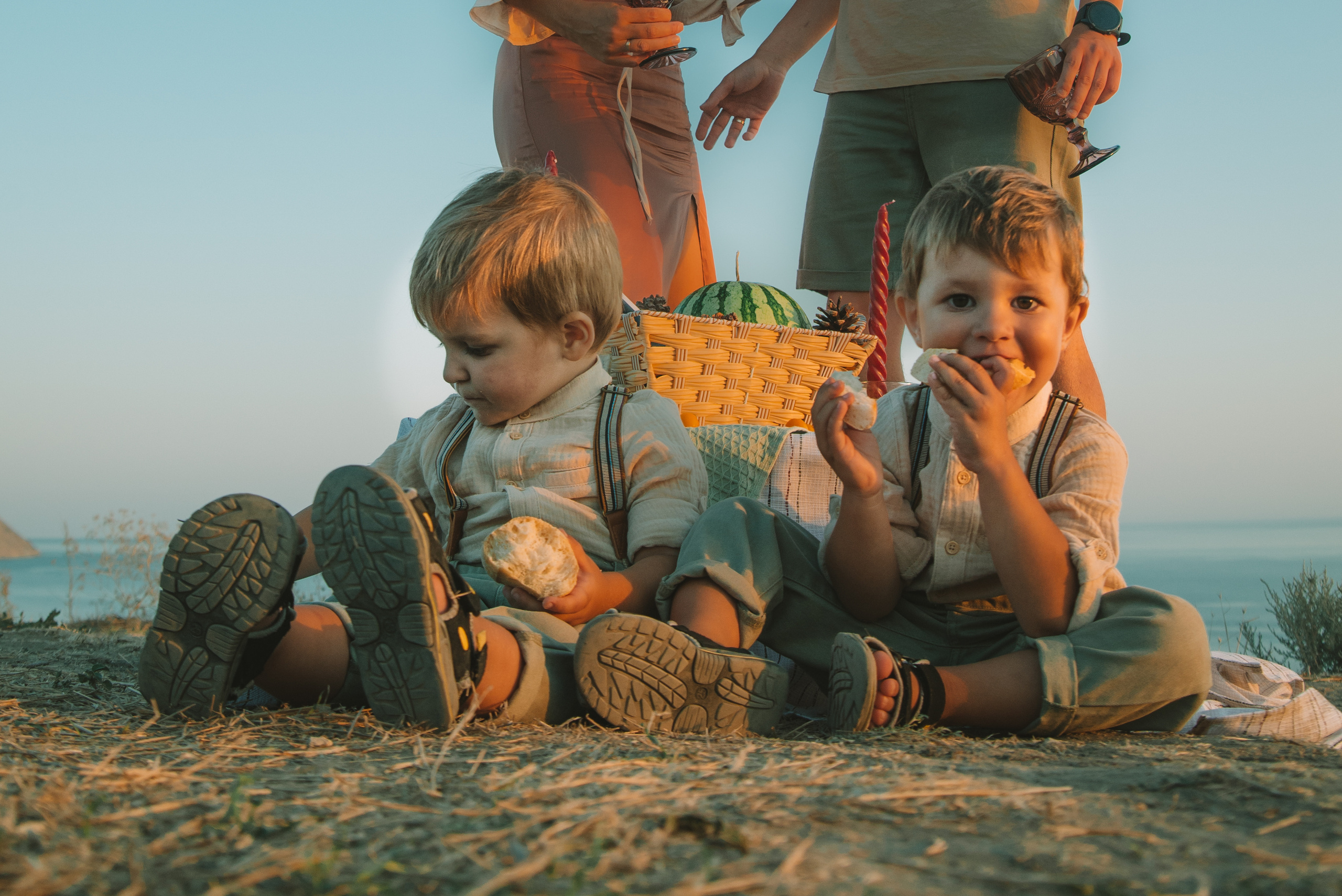 Семейная фотосессия на утёсе у обрыва. Семейный, детский фотограф в Минске Вероника Гапоненко