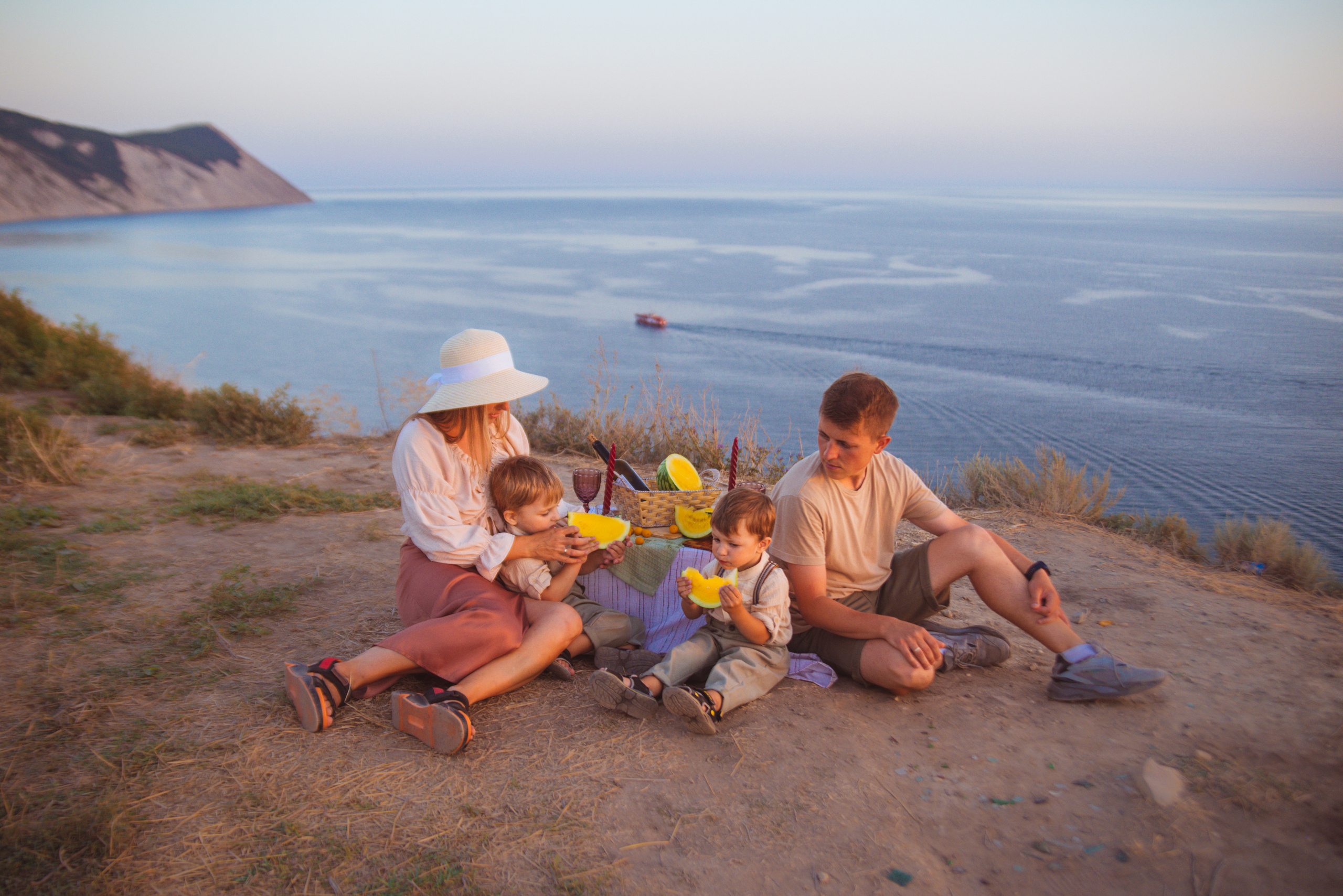 Семейная фотосессия на утёсе у обрыва. Семейный, детский фотограф в Минске Вероника Гапоненко