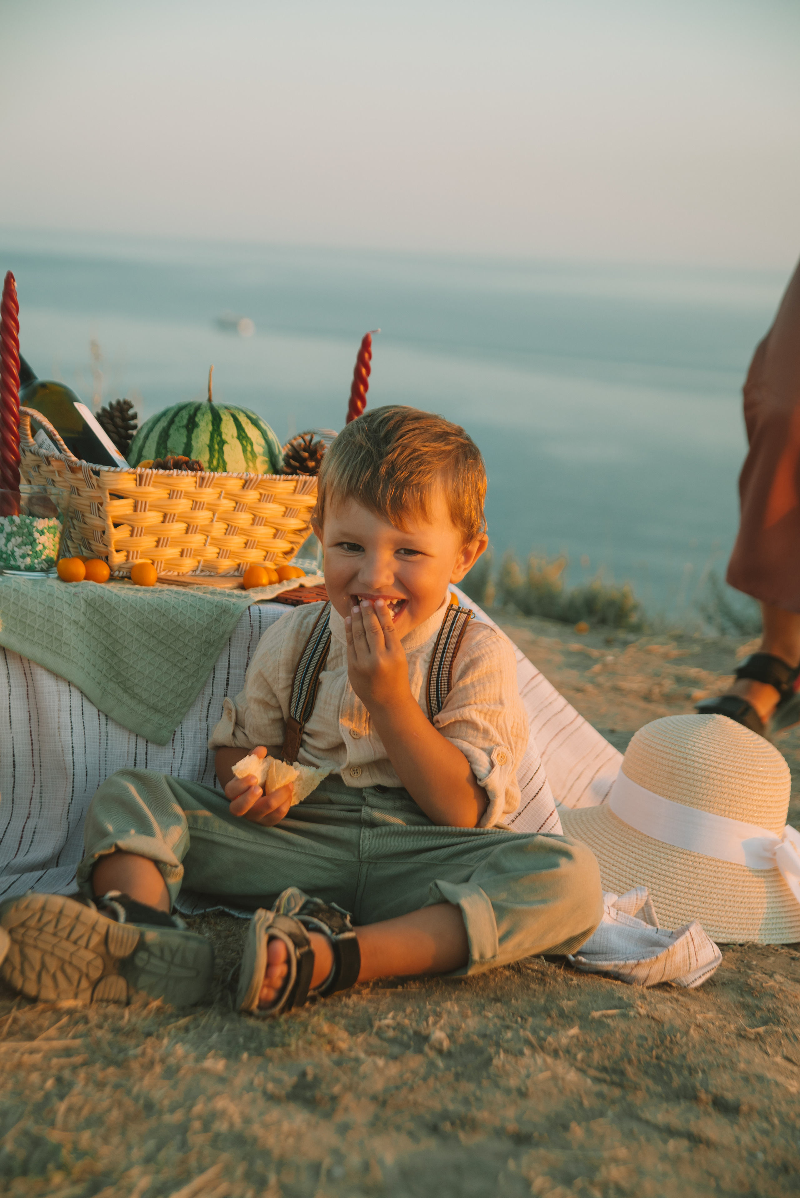 Семейная фотосессия на утёсе у обрыва. Семейный, детский фотограф в Минске Вероника Гапоненко