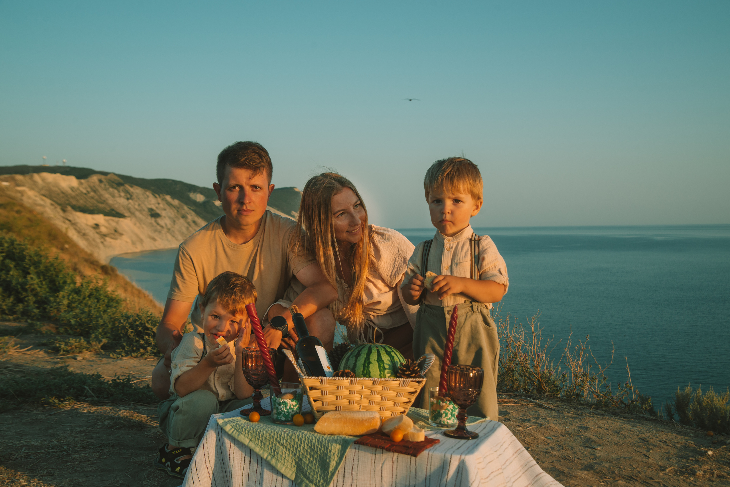 Семейная фотосессия на утёсе у обрыва. Семейный, детский фотограф в Минске Вероника Гапоненко