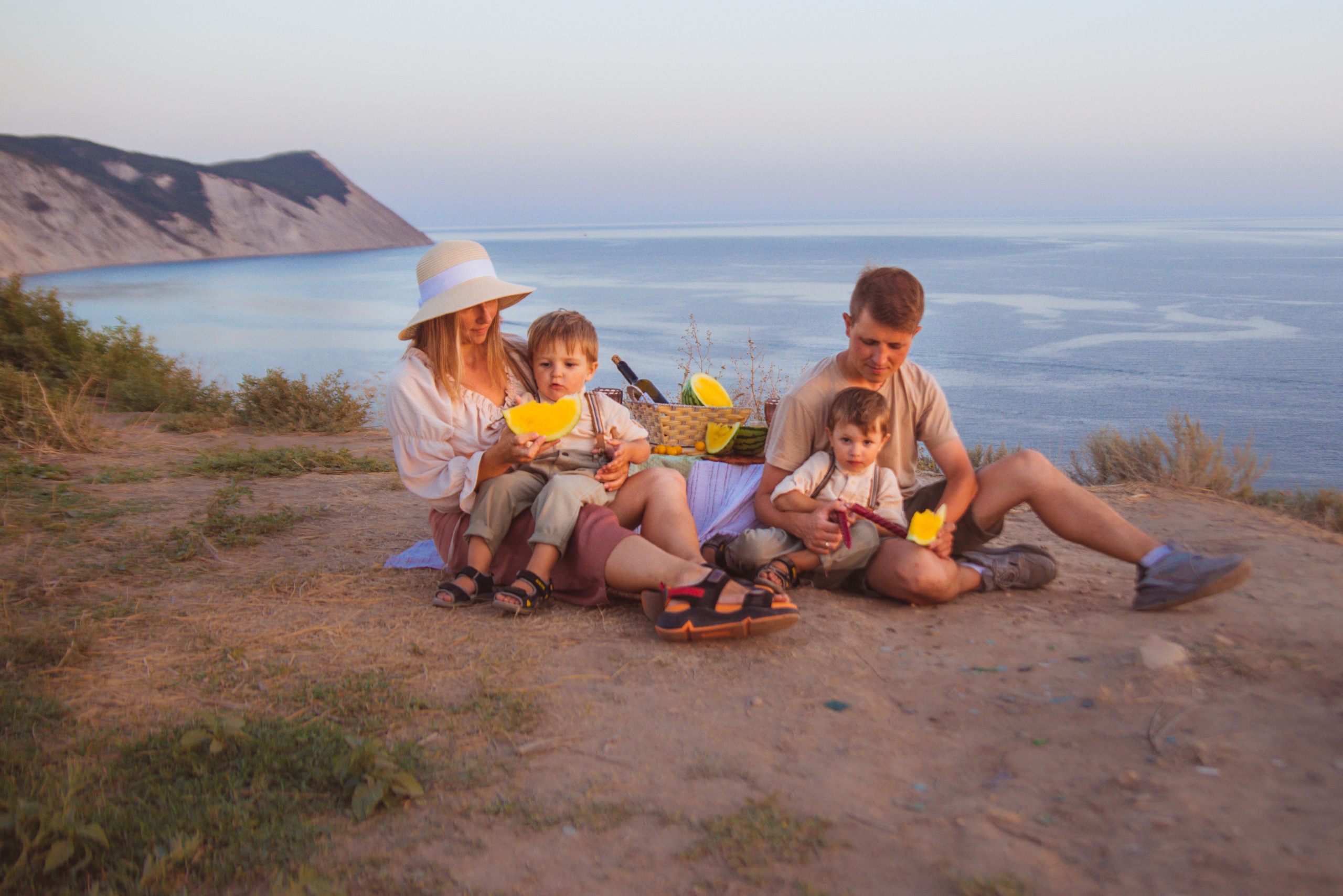 Семейная фотосессия на утёсе у обрыва. Семейный, детский фотограф в Минске Вероника Гапоненко