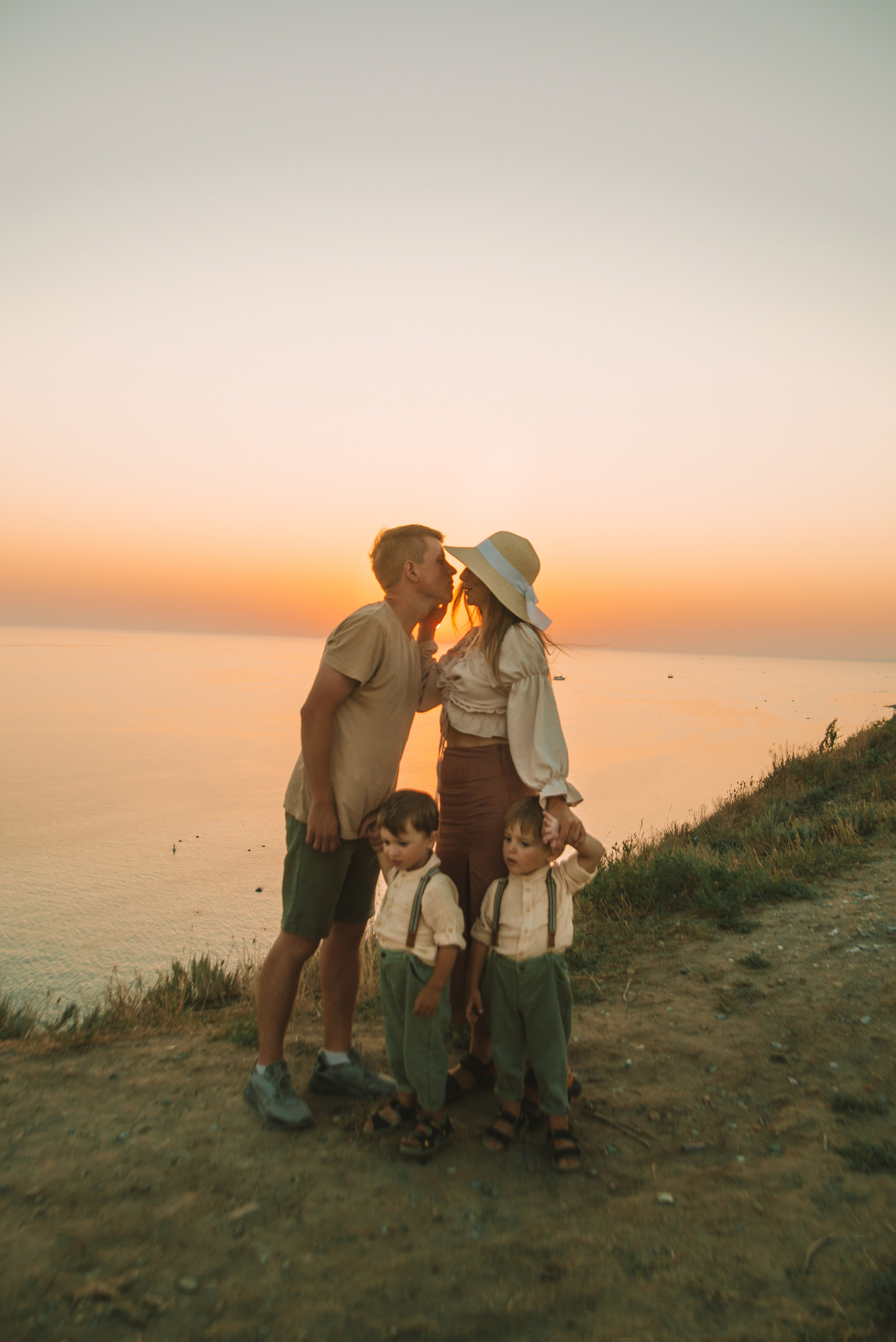 Семейная фотосессия на утёсе у обрыва. Семейный, детский фотограф в Минске Вероника Гапоненко