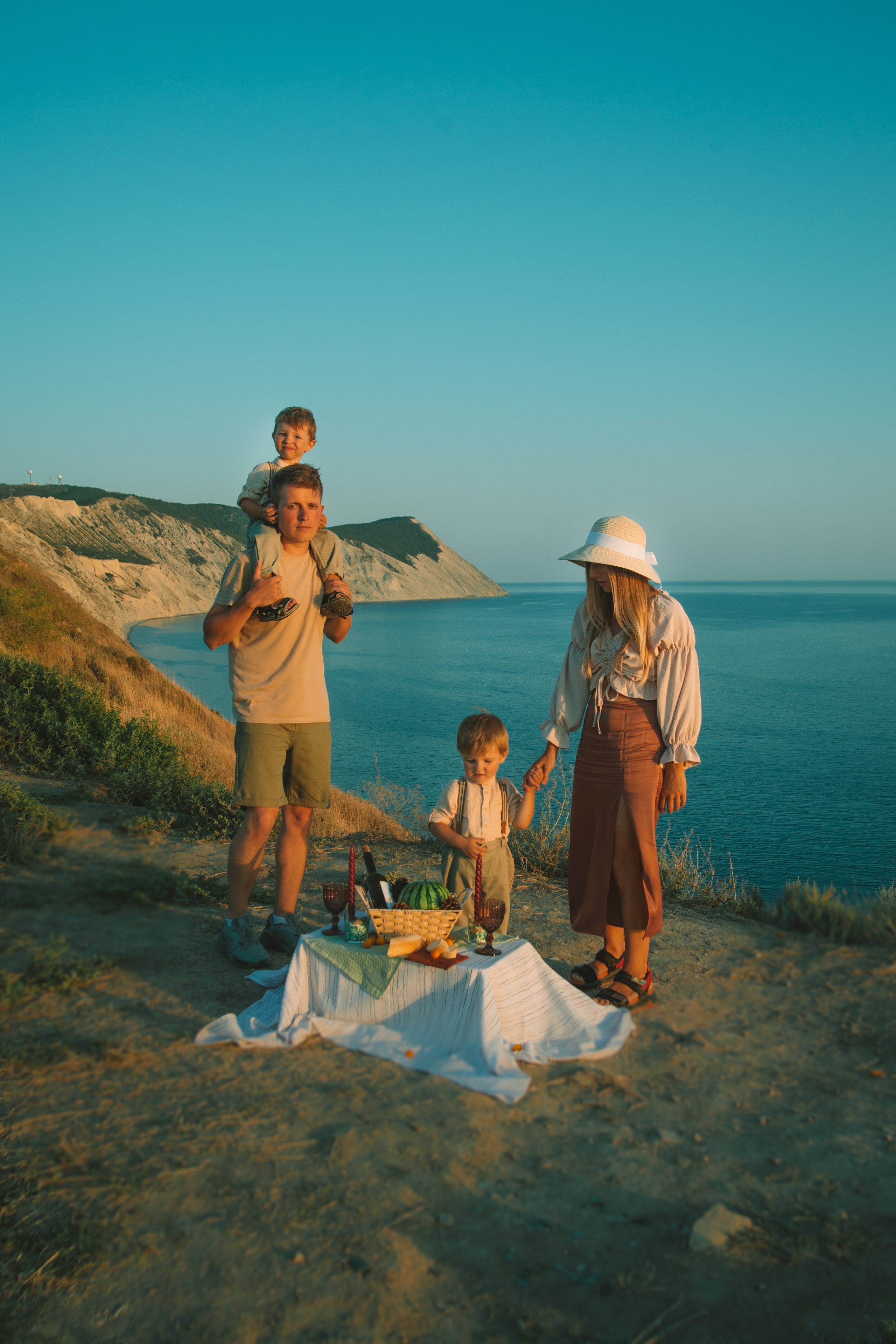 Семейная фотосессия на утёсе у обрыва. Семейный, детский фотограф в Минске Вероника Гапоненко