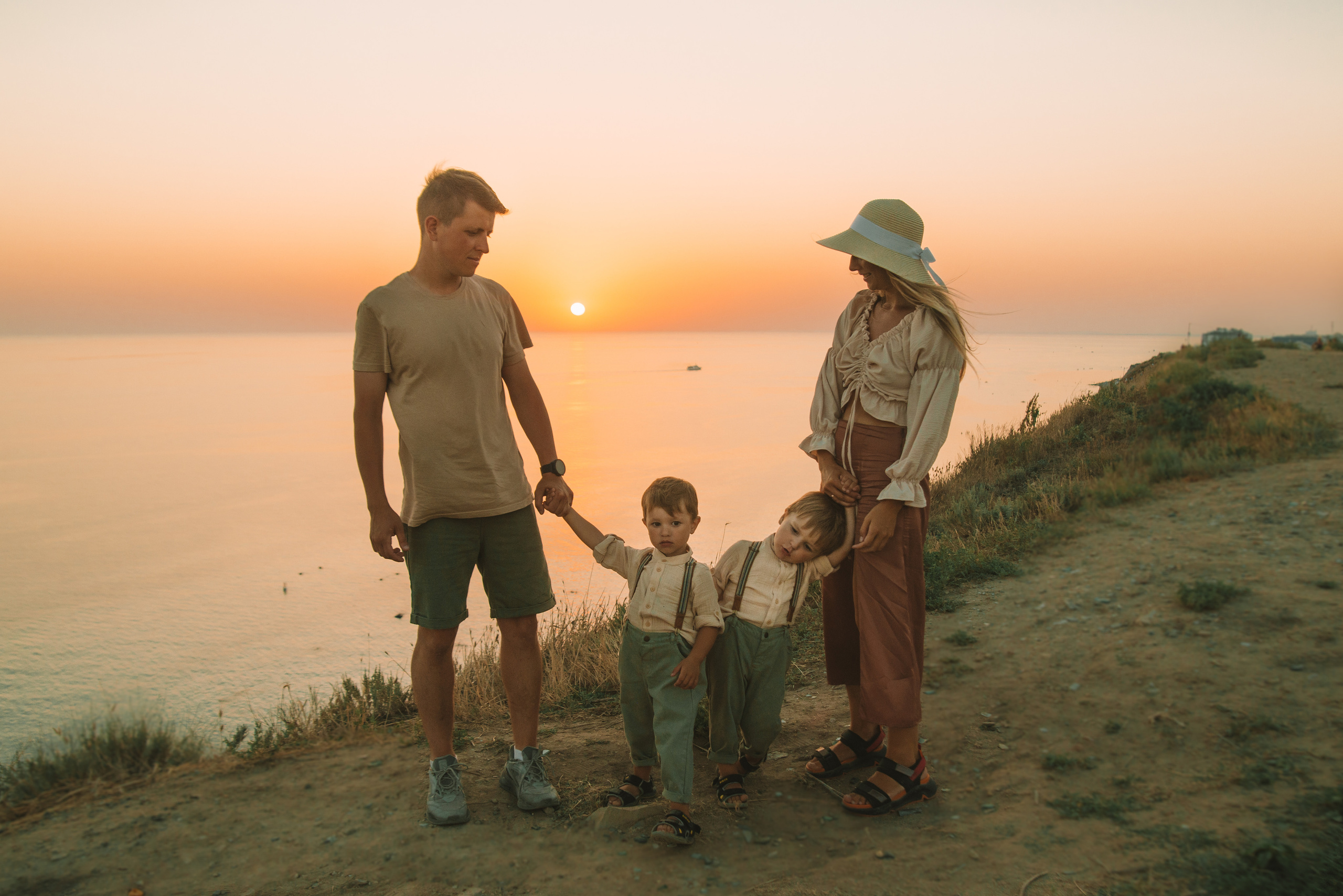 Семейная фотосессия на утёсе у обрыва. Семейный, детский фотограф в Минске Вероника Гапоненко