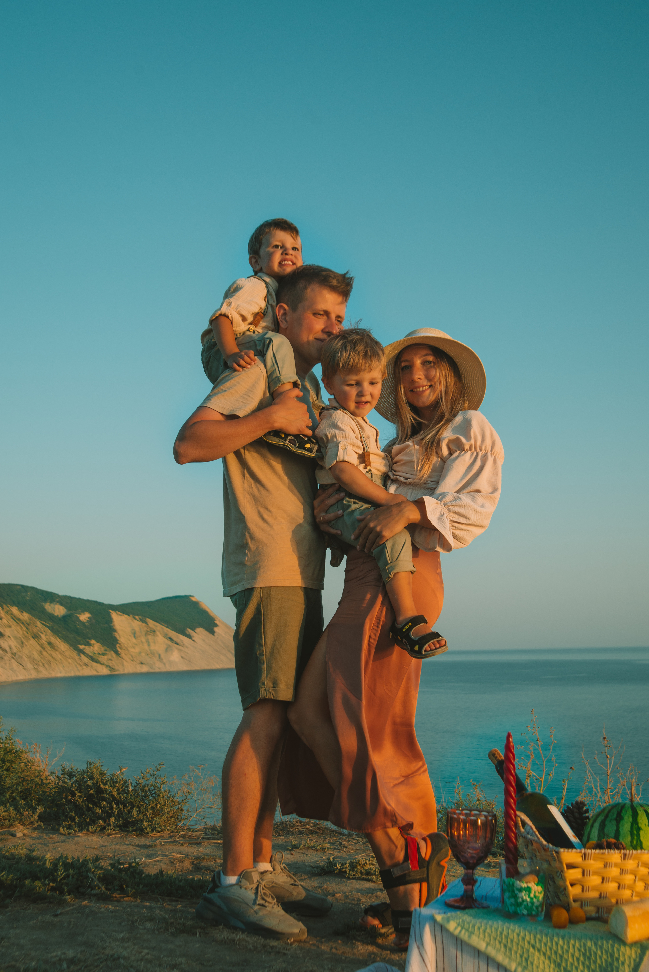 Семейная фотосессия на утёсе у обрыва. Семейный, детский фотограф в Минске Вероника Гапоненко